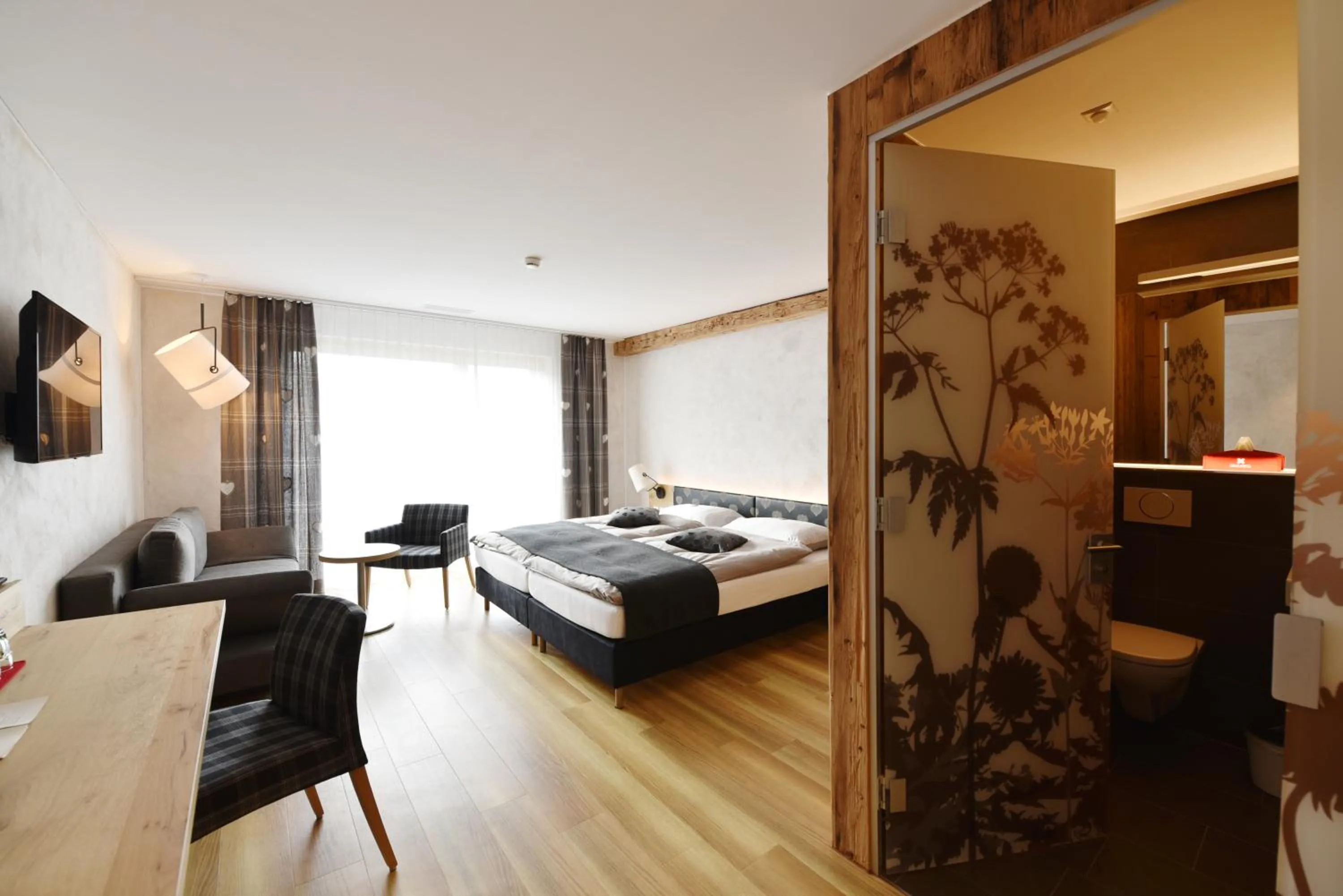 Photo of the whole room, Bed in Landgasthof Kreuz - Ihr Businesshotel mit persönlichem Flair