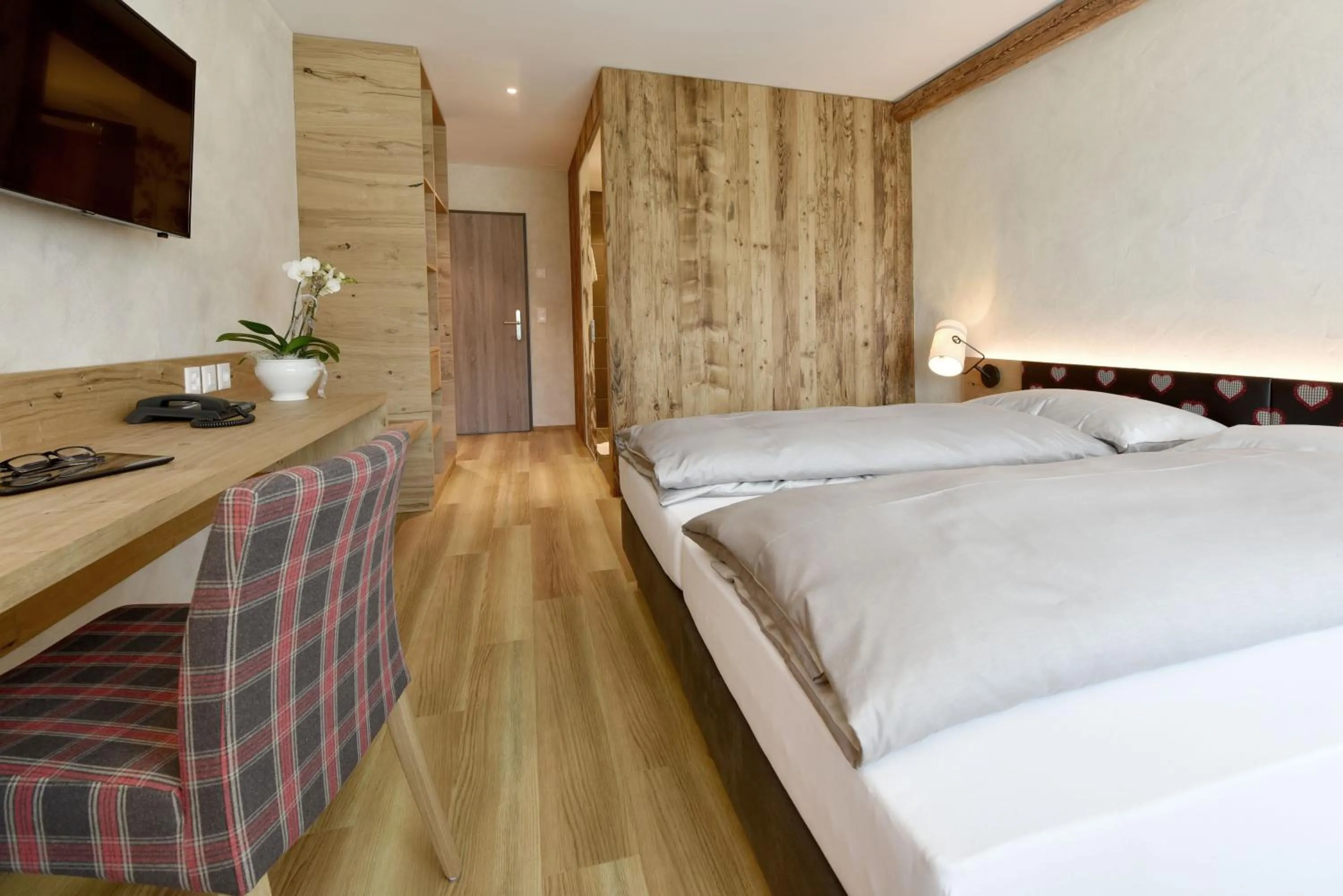 Photo of the whole room, Bed in Landgasthof Kreuz - Ihr Businesshotel mit persönlichem Flair