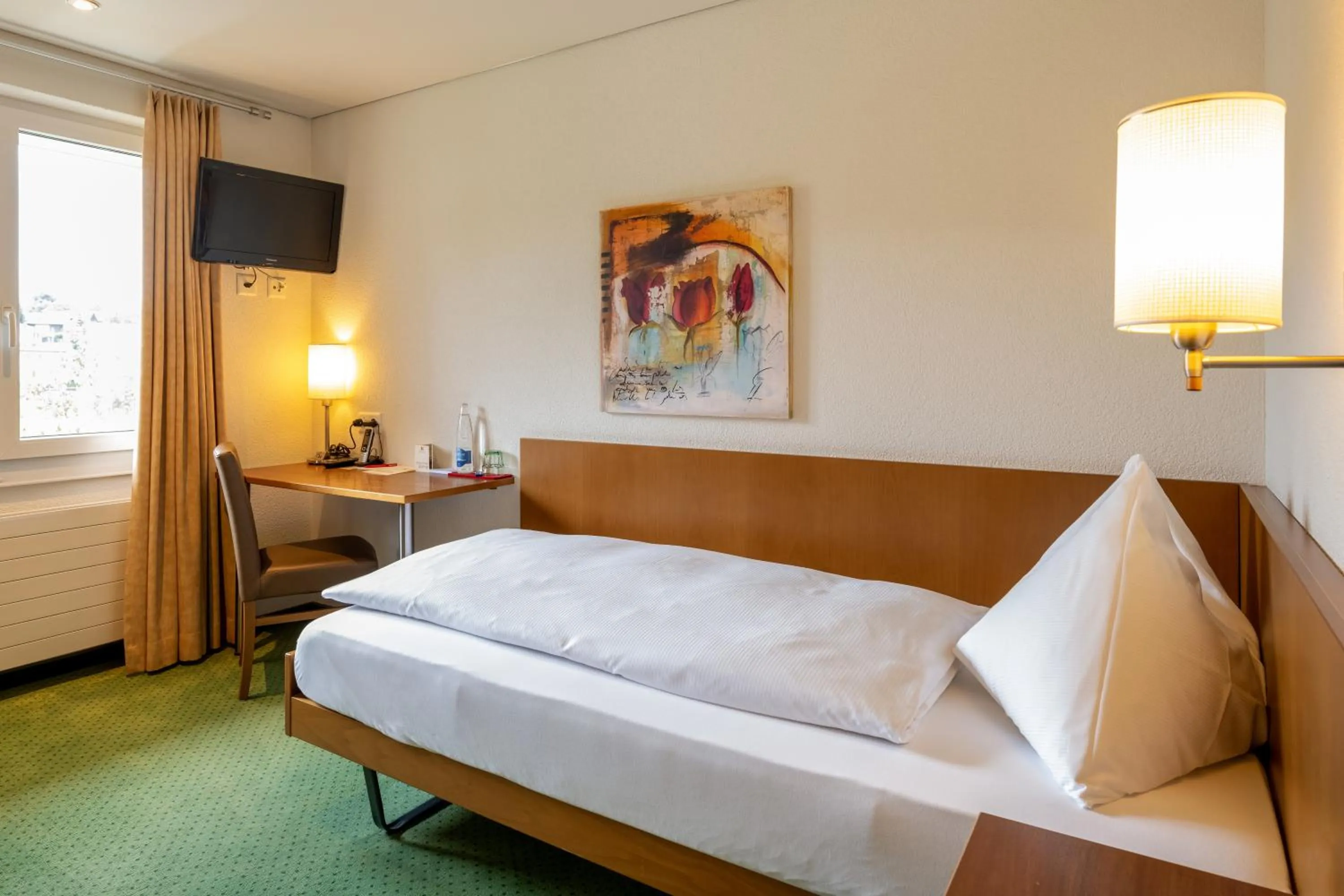 Photo of the whole room, Bed in Landgasthof Kreuz - Ihr Businesshotel mit persönlichem Flair