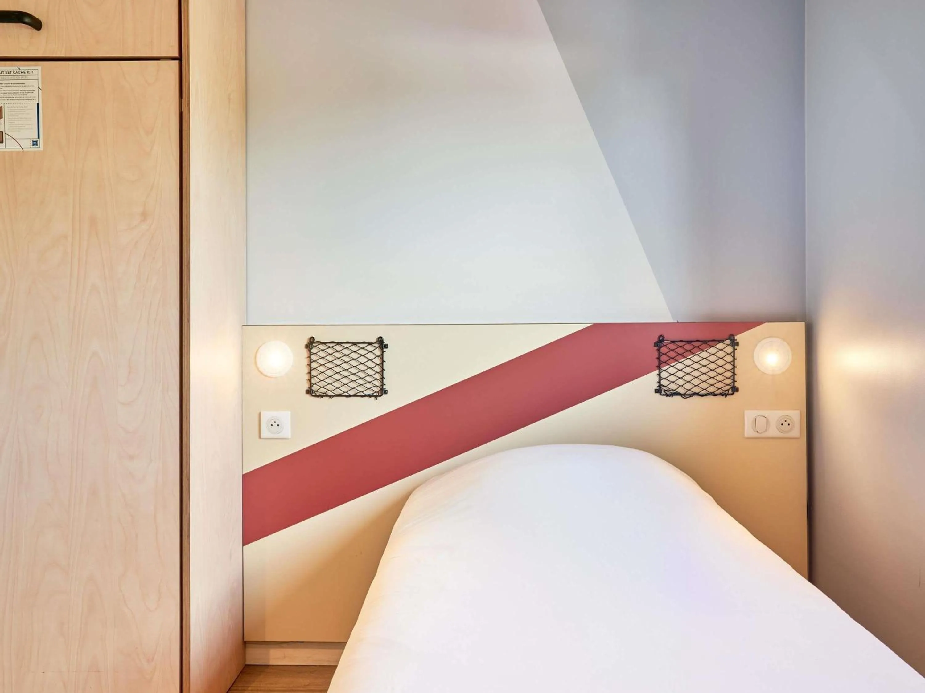 Bedroom, Bed in ibis Budget Villemomble