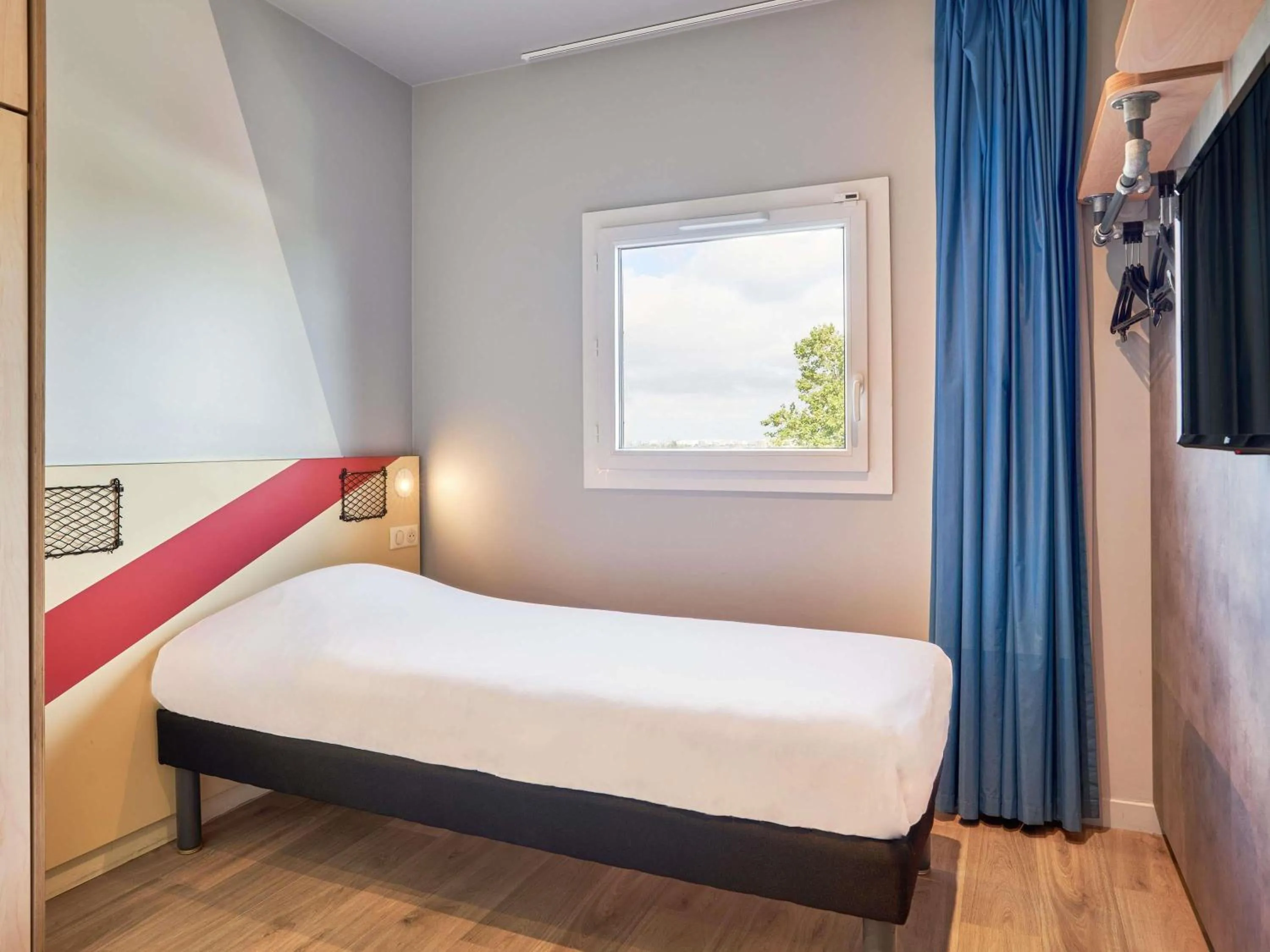 Bedroom, Bed in ibis Budget Villemomble