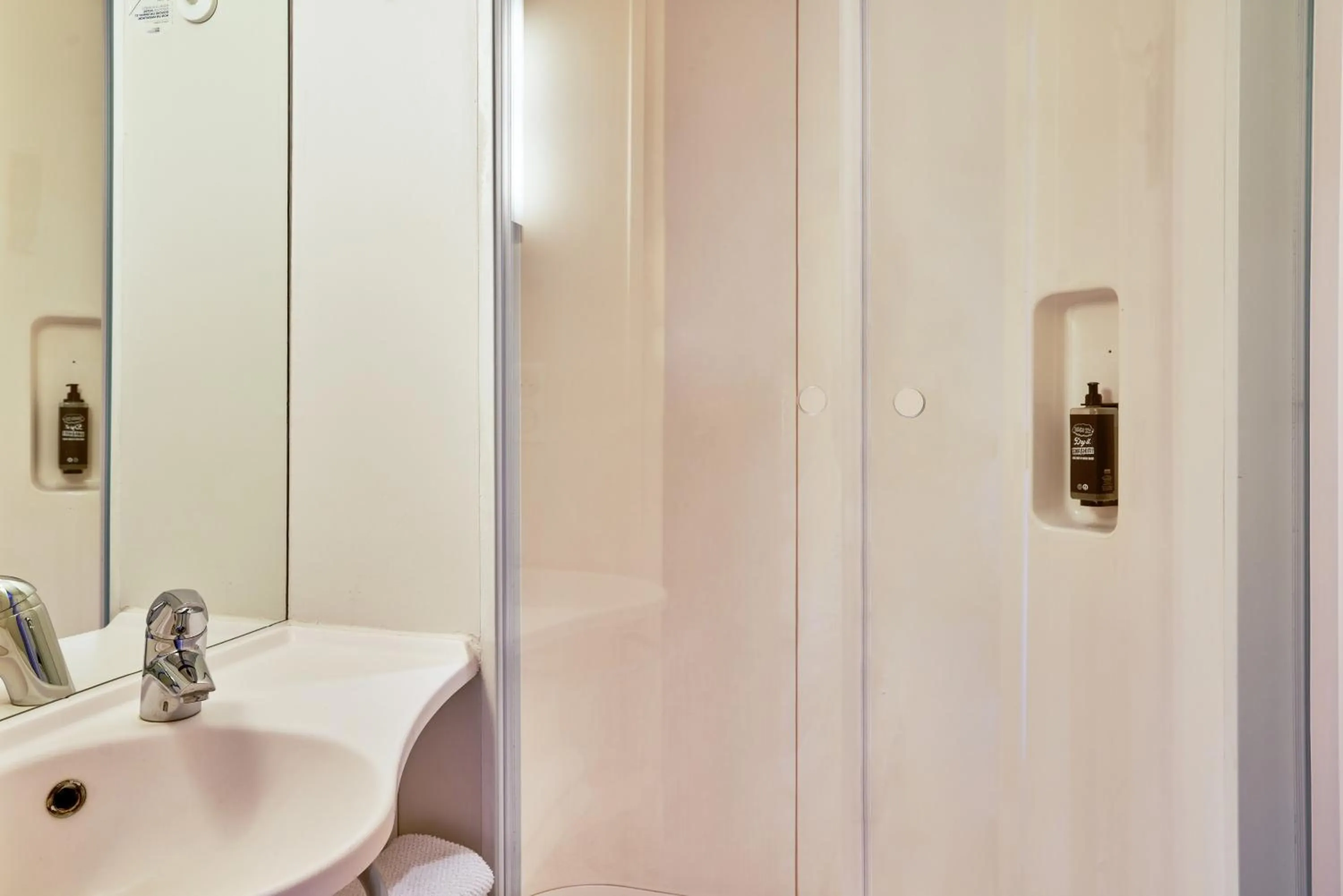 Shower in ibis Budget Villemomble
