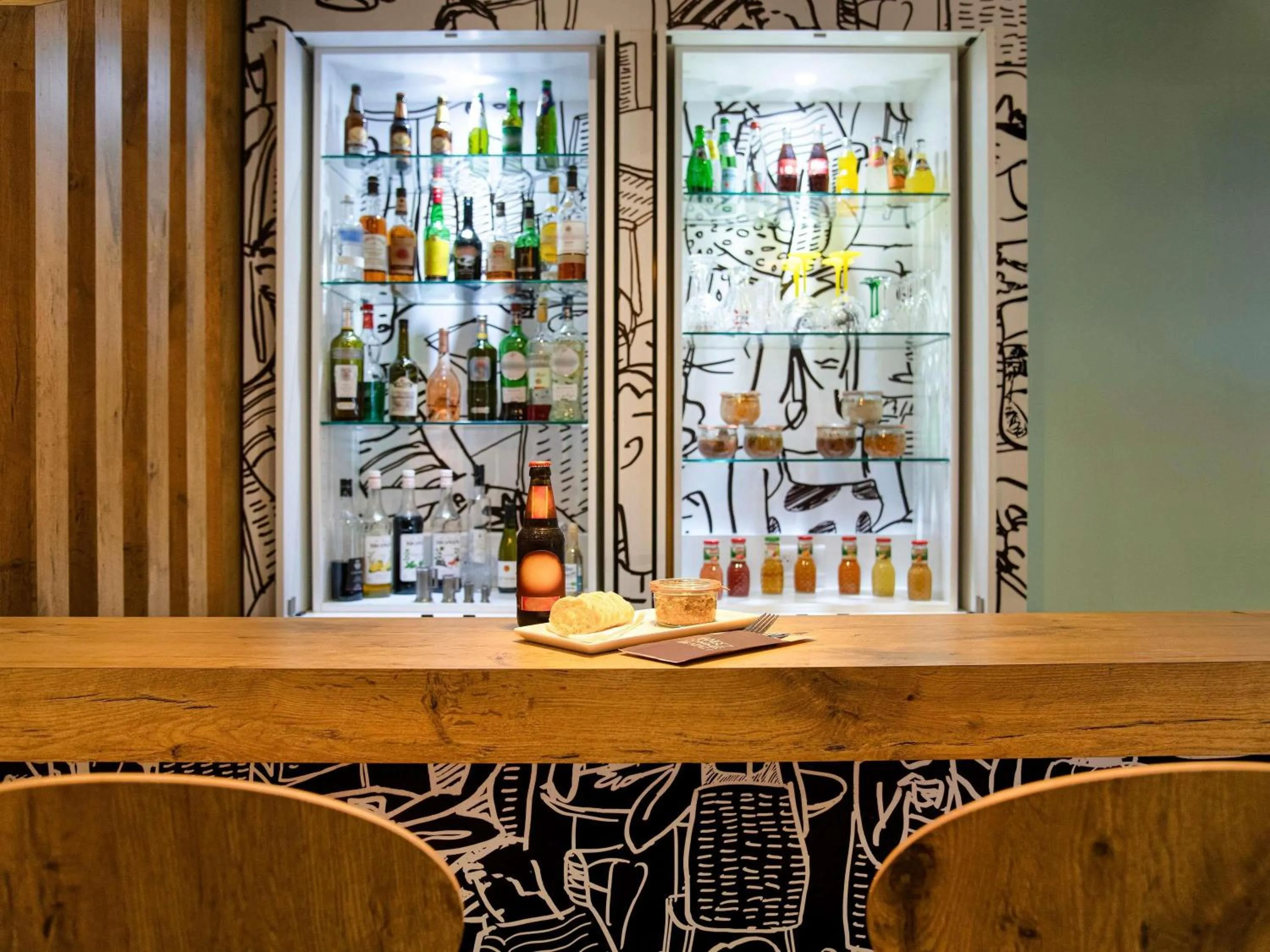 Lounge or bar in ibis Paris Canal Saint Martin