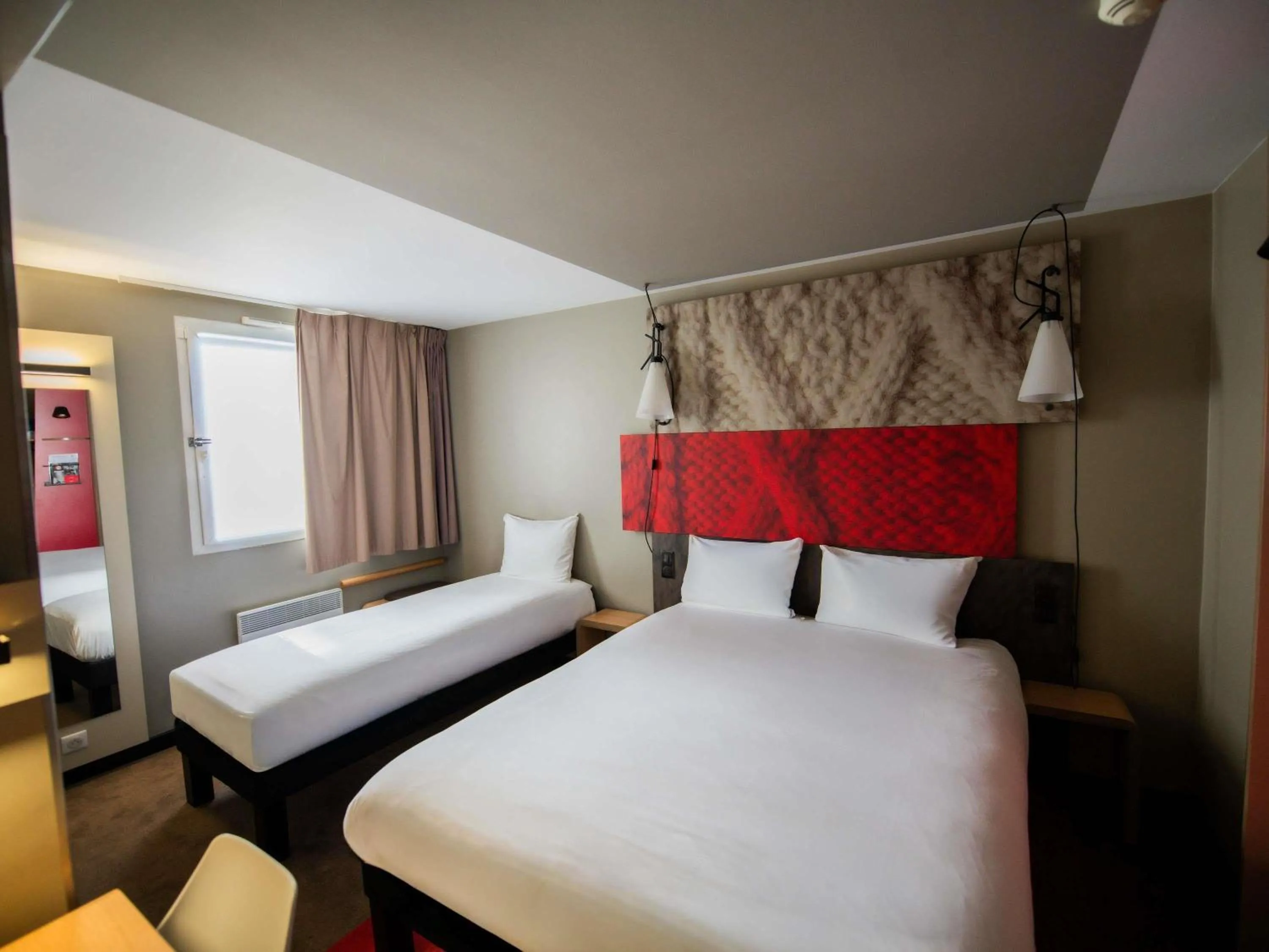 Bedroom, Bed in ibis Paris Canal Saint Martin