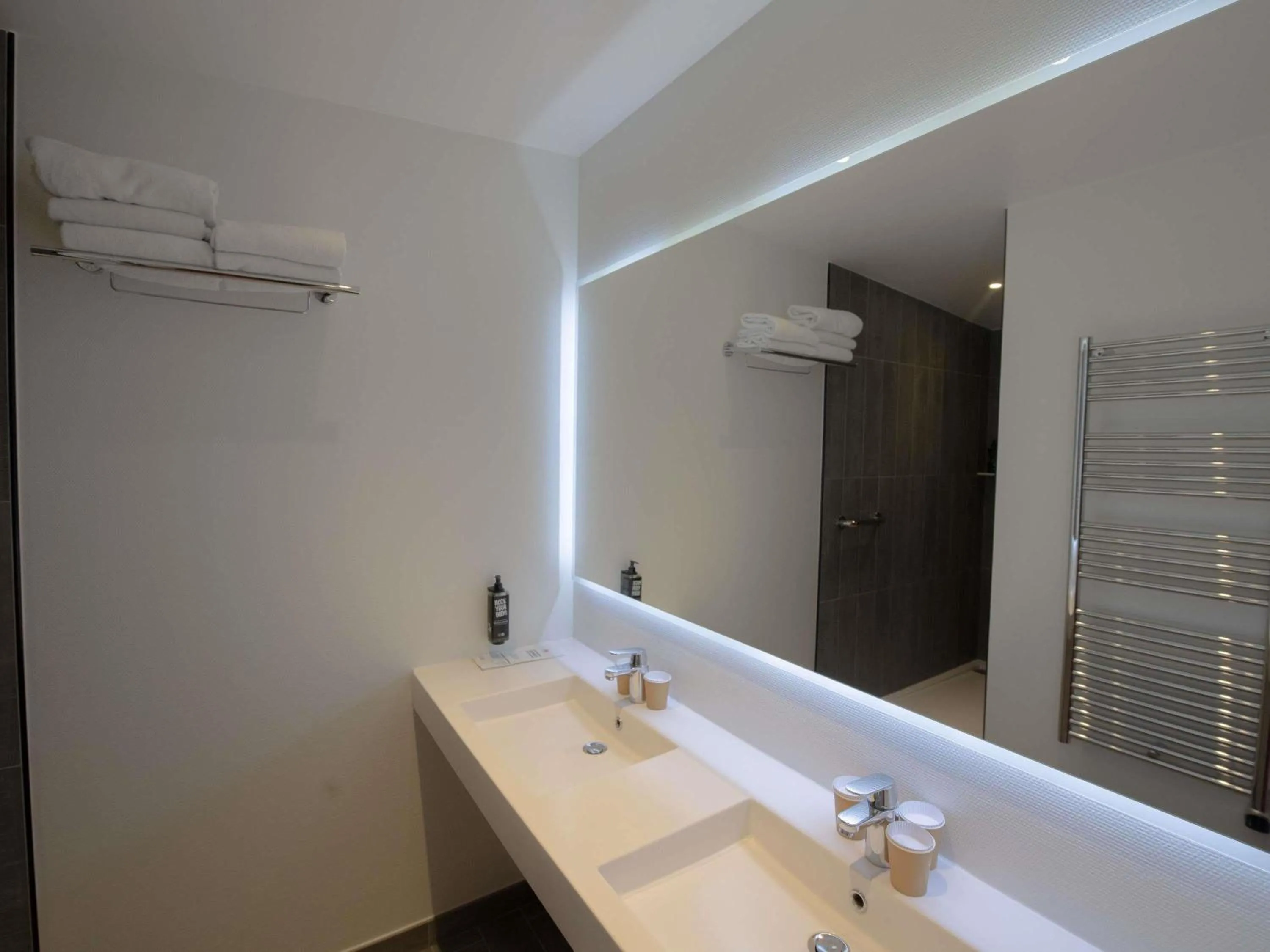 Bedroom in ibis Paris Canal Saint Martin