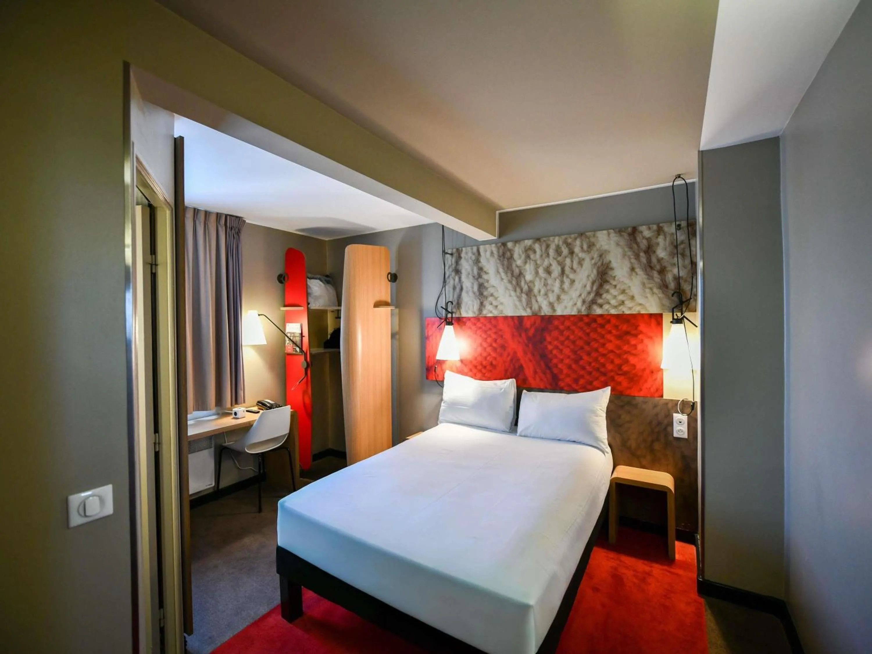 Bedroom, Bed in ibis Paris Canal Saint Martin