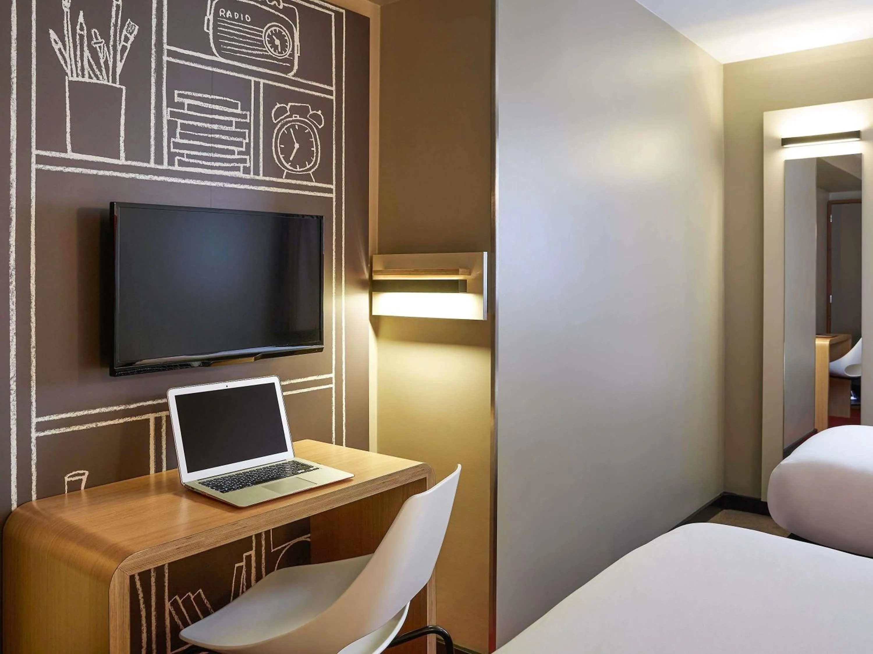 Bedroom, Bed in ibis Paris Canal Saint Martin