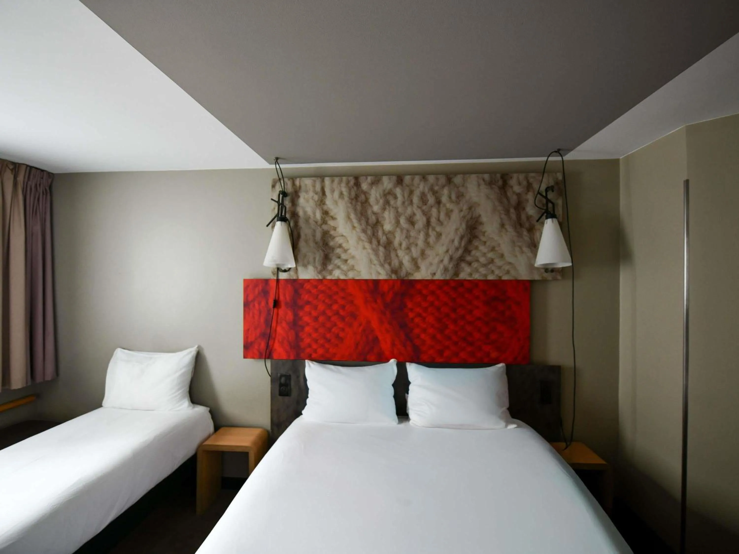 Bedroom, Bed in ibis Paris Canal Saint Martin