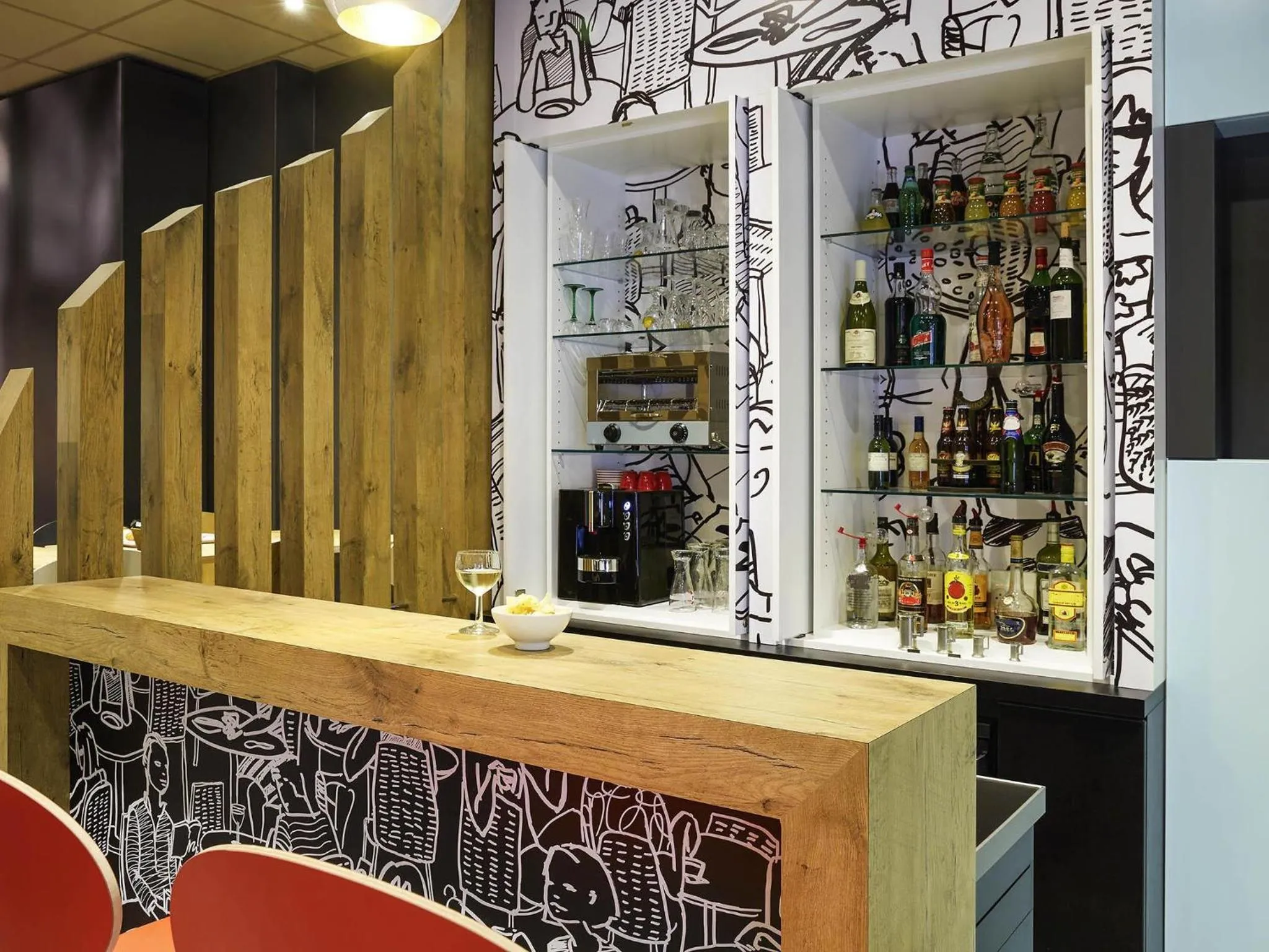 Lounge or bar in ibis Paris Canal Saint Martin