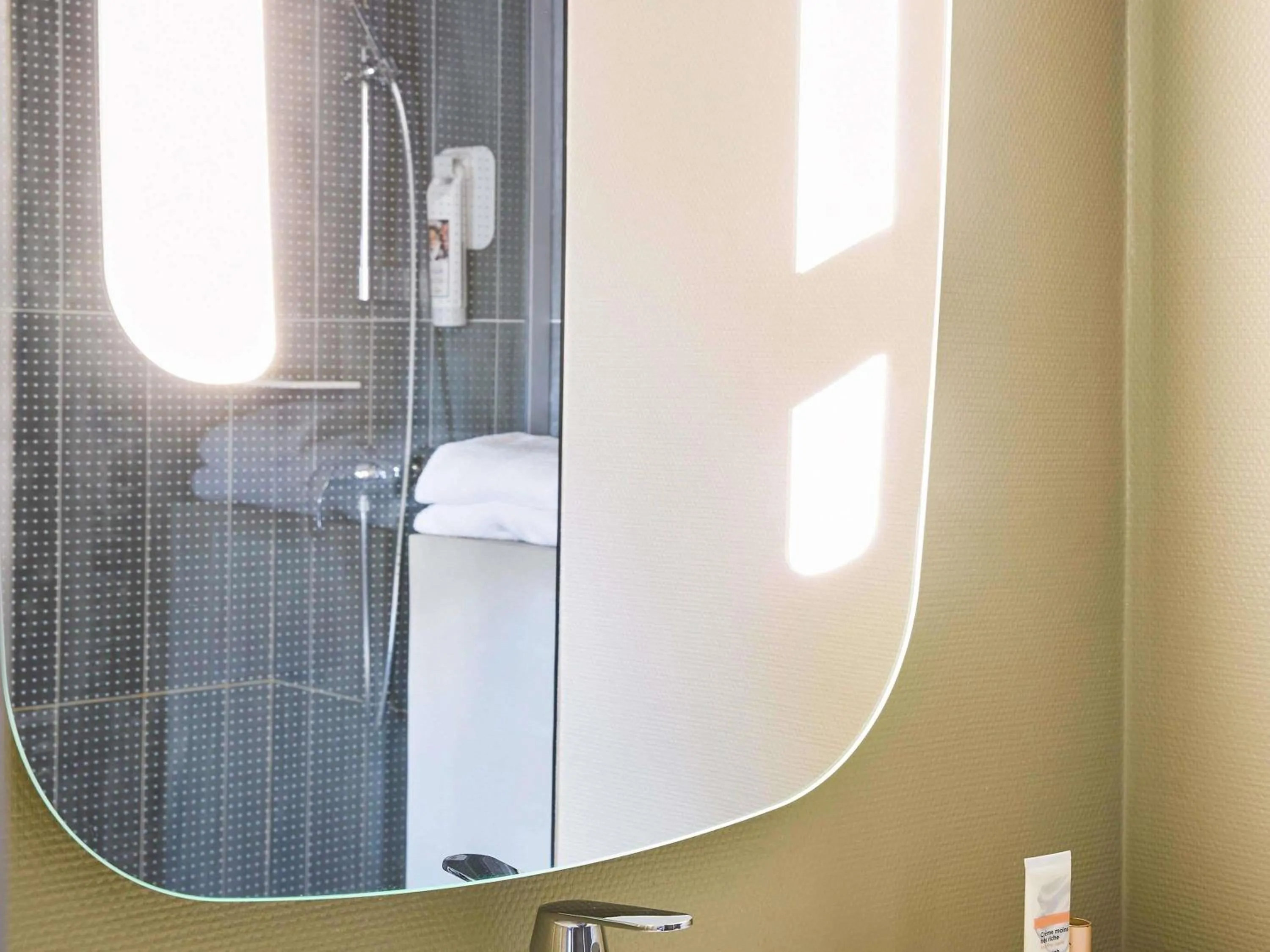 Bedroom in ibis Paris Canal Saint Martin