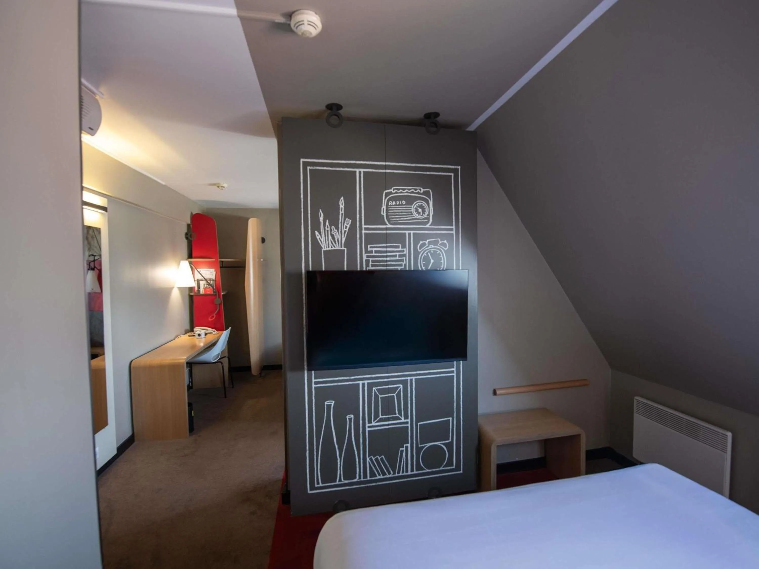 Bedroom, Bed in ibis Paris Canal Saint Martin