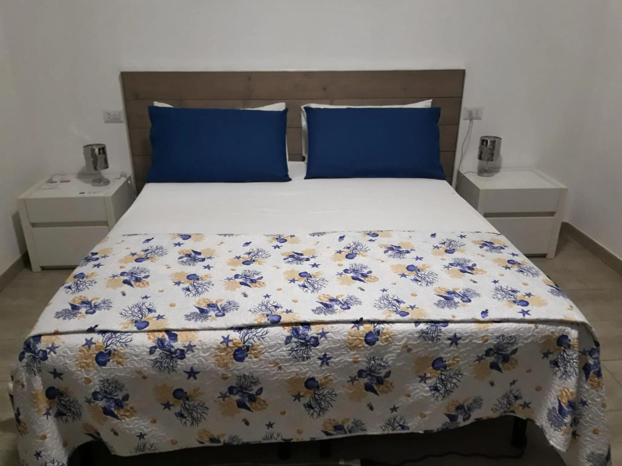 Bedroom, Bed in un passo dal mare