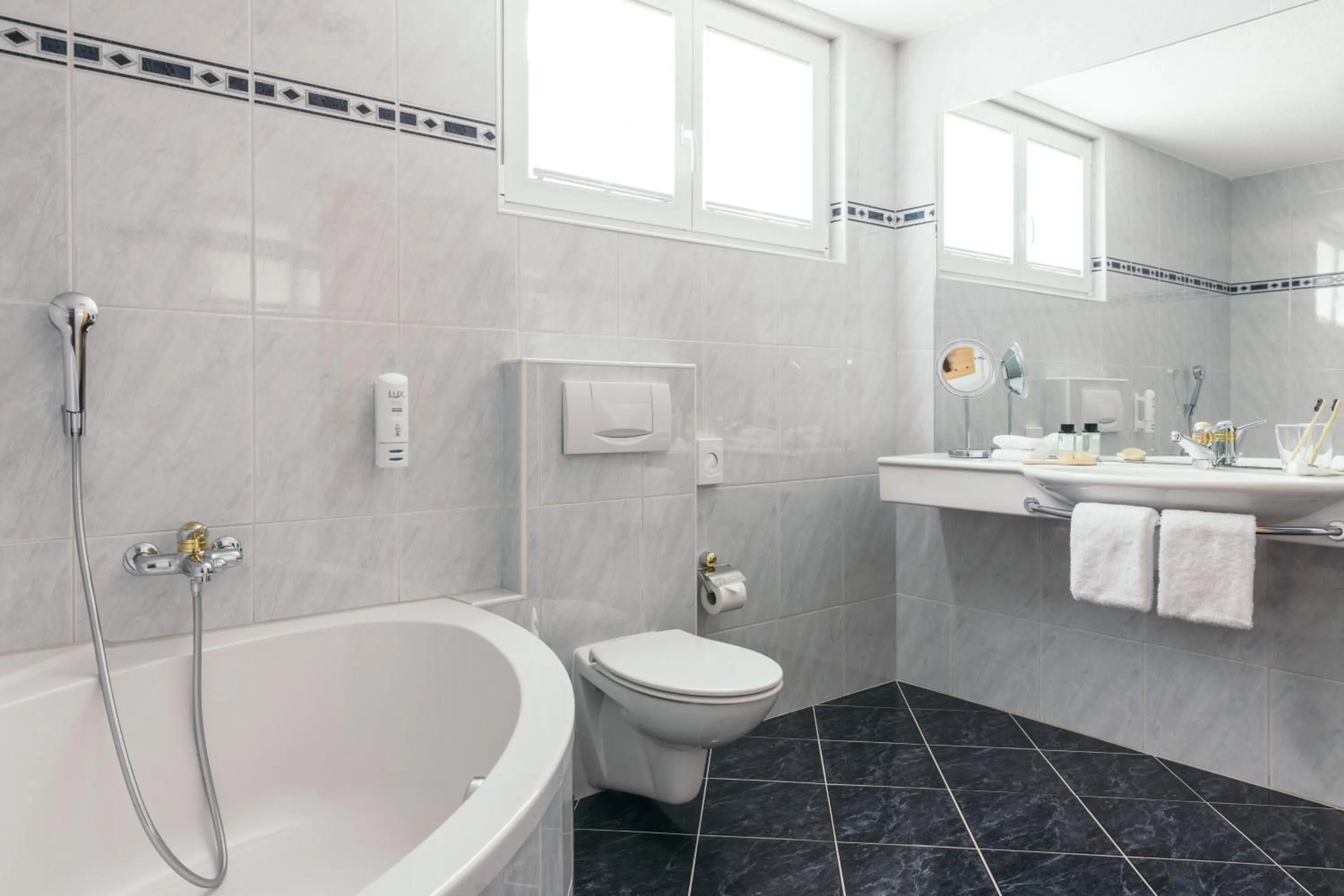 Toilet in la couronne Hotel & Spa