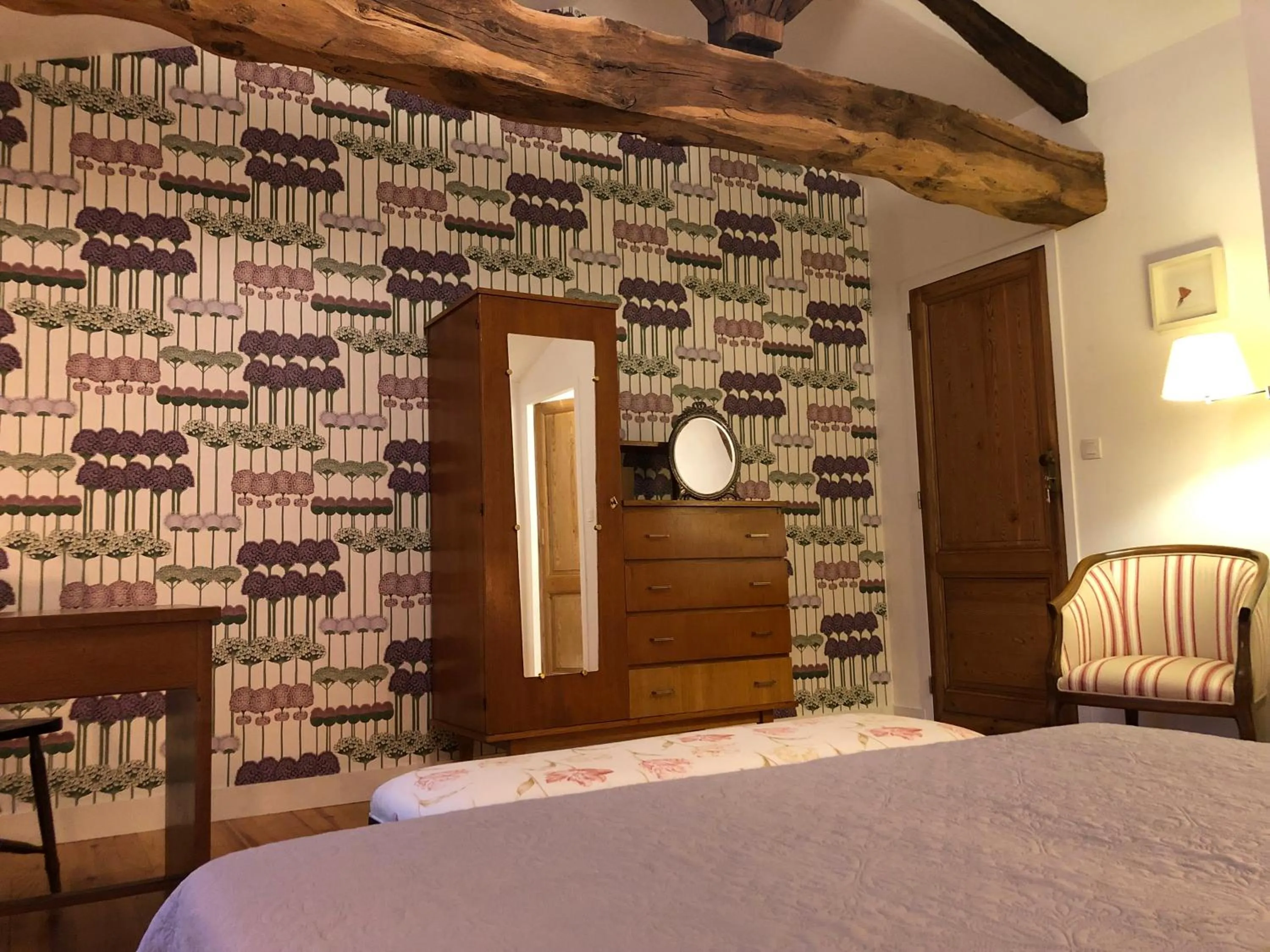 Photo of the whole room, Bed in Clos Monicord