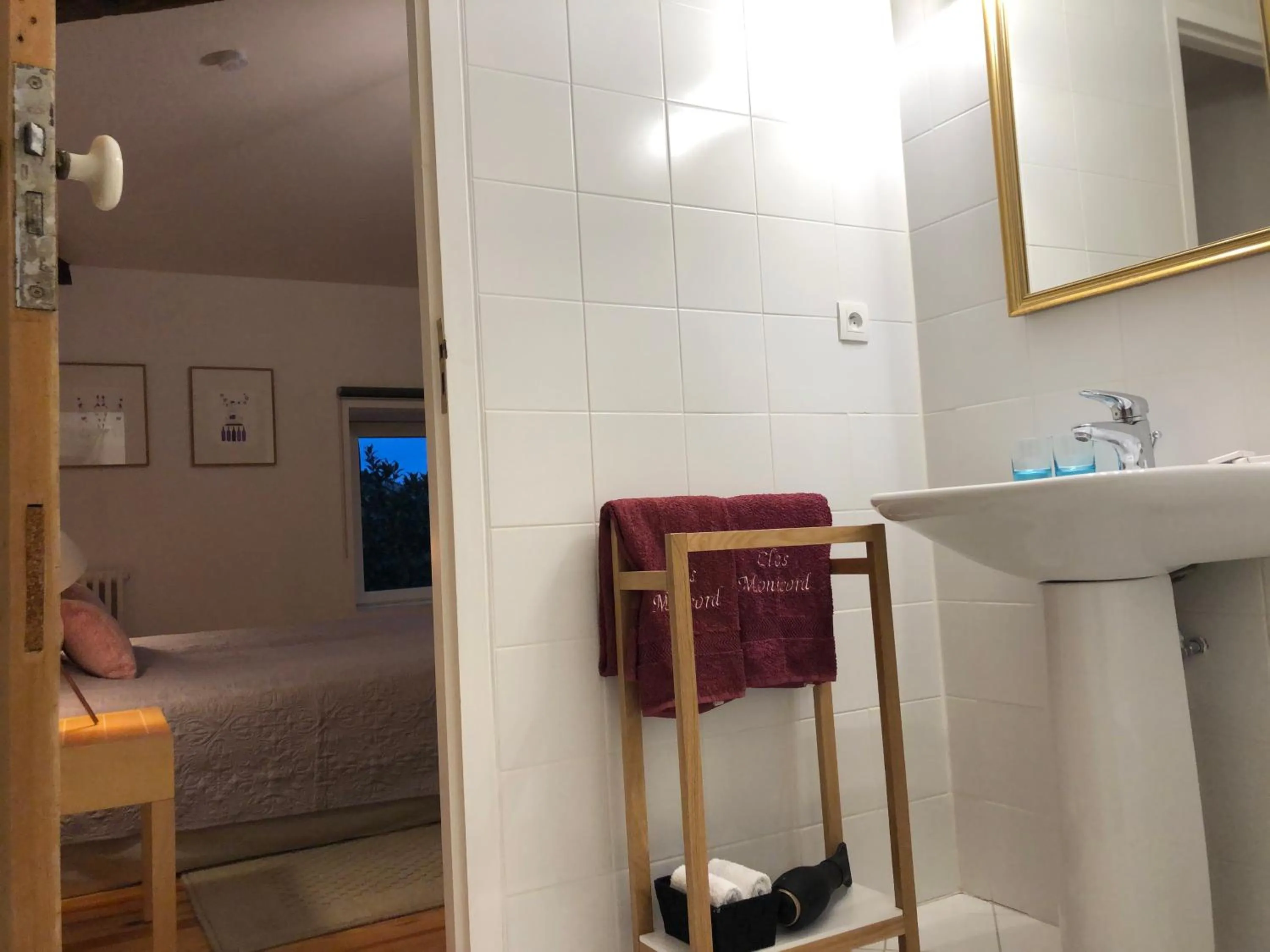 Bathroom, Bed in Clos Monicord