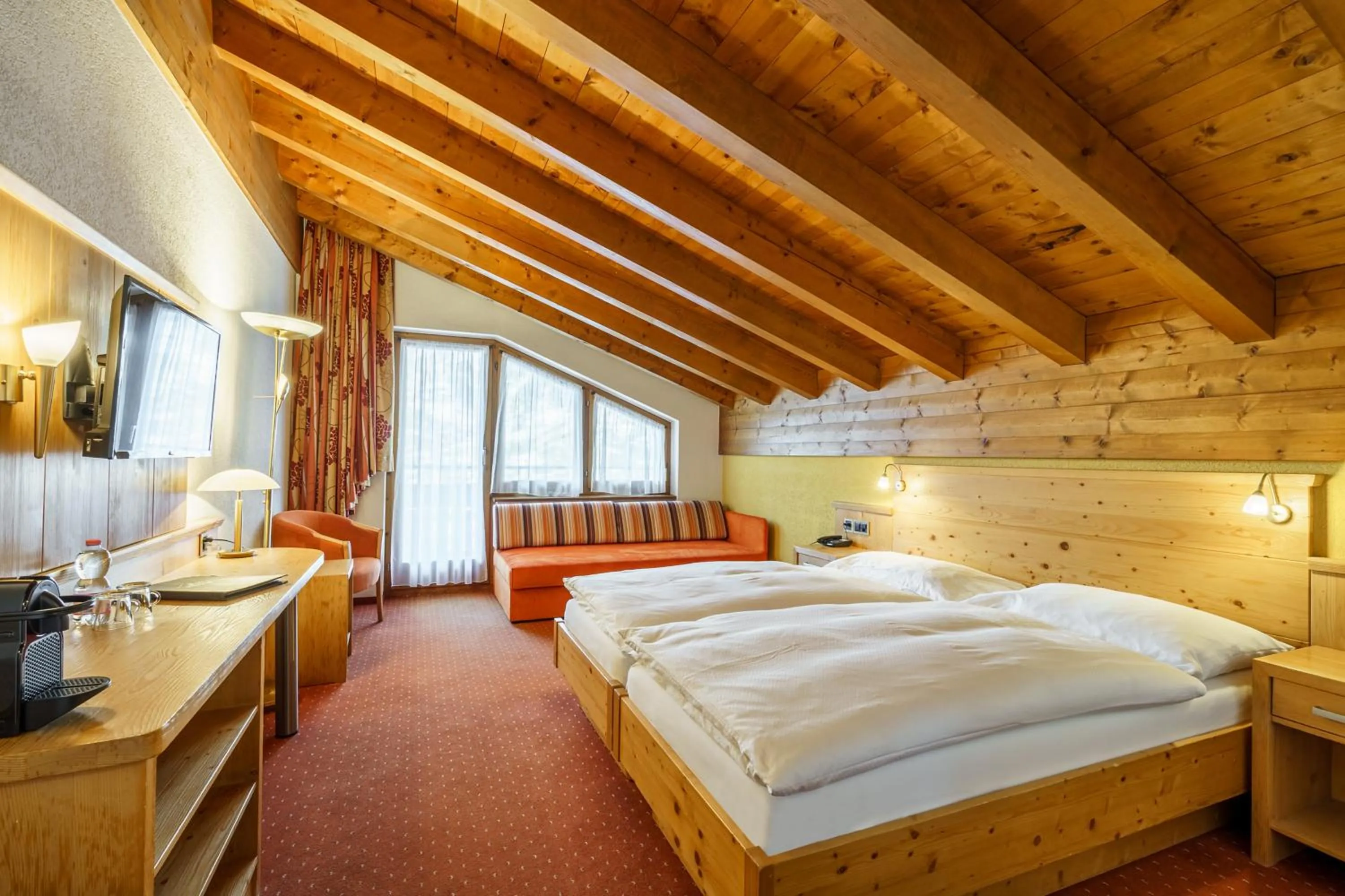 Staff, Bed in Hotel Alpenroyal