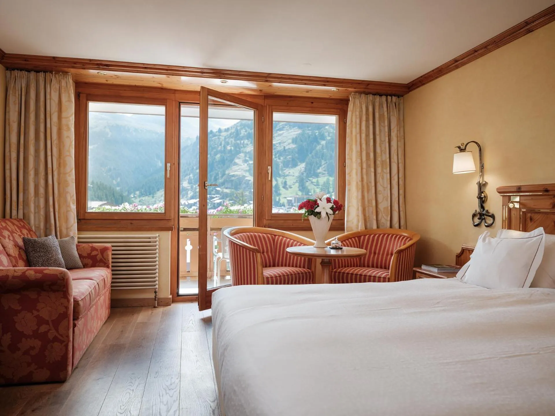 Photo of the whole room, Bed in Relais & Chateaux Schönegg