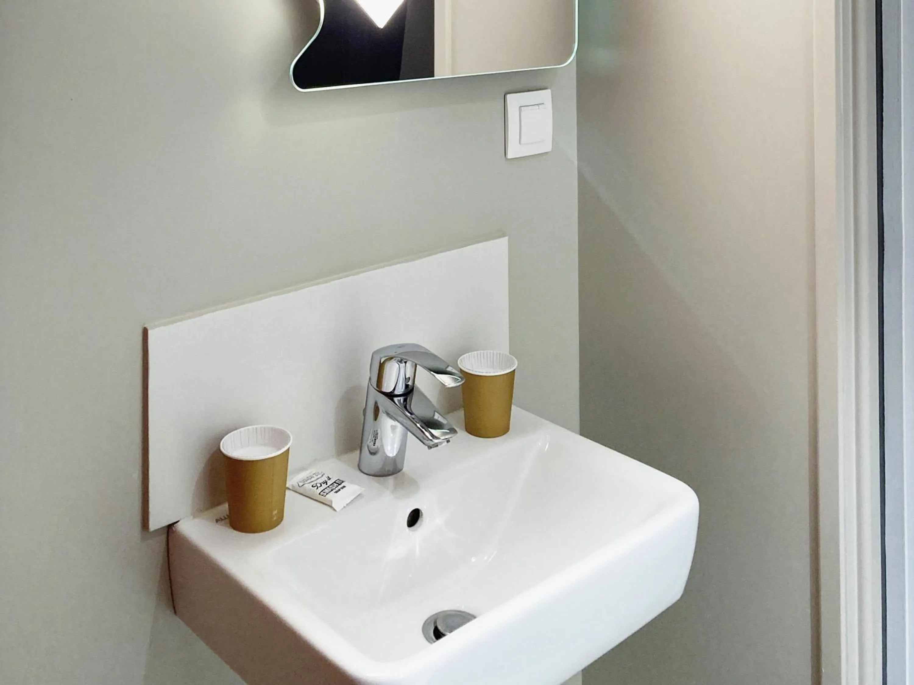 Bedroom in ibis budget Rouen Centre Rive Gauche