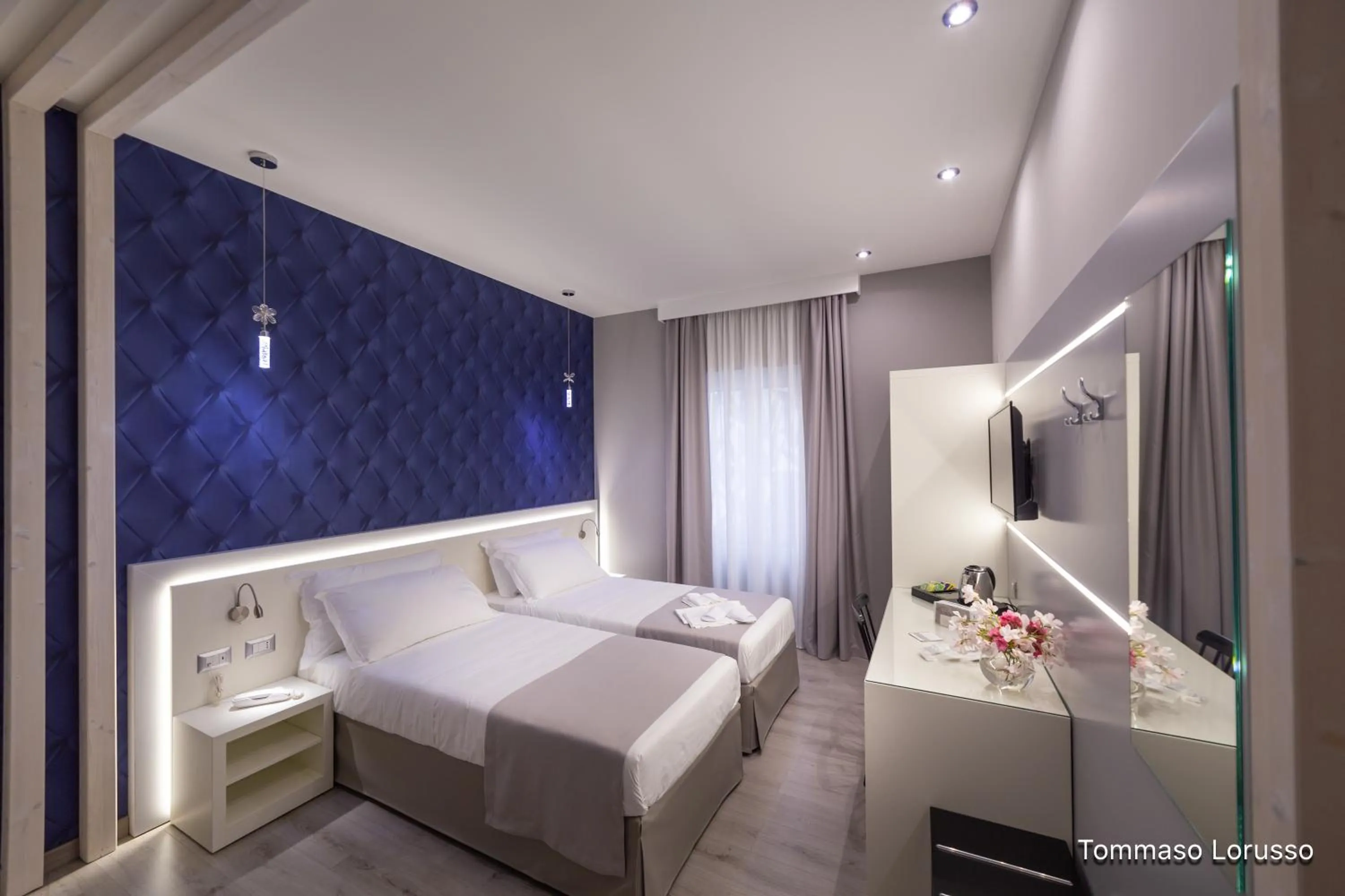 Photo of the whole room, Bed in HOLYGOLD Suite ****