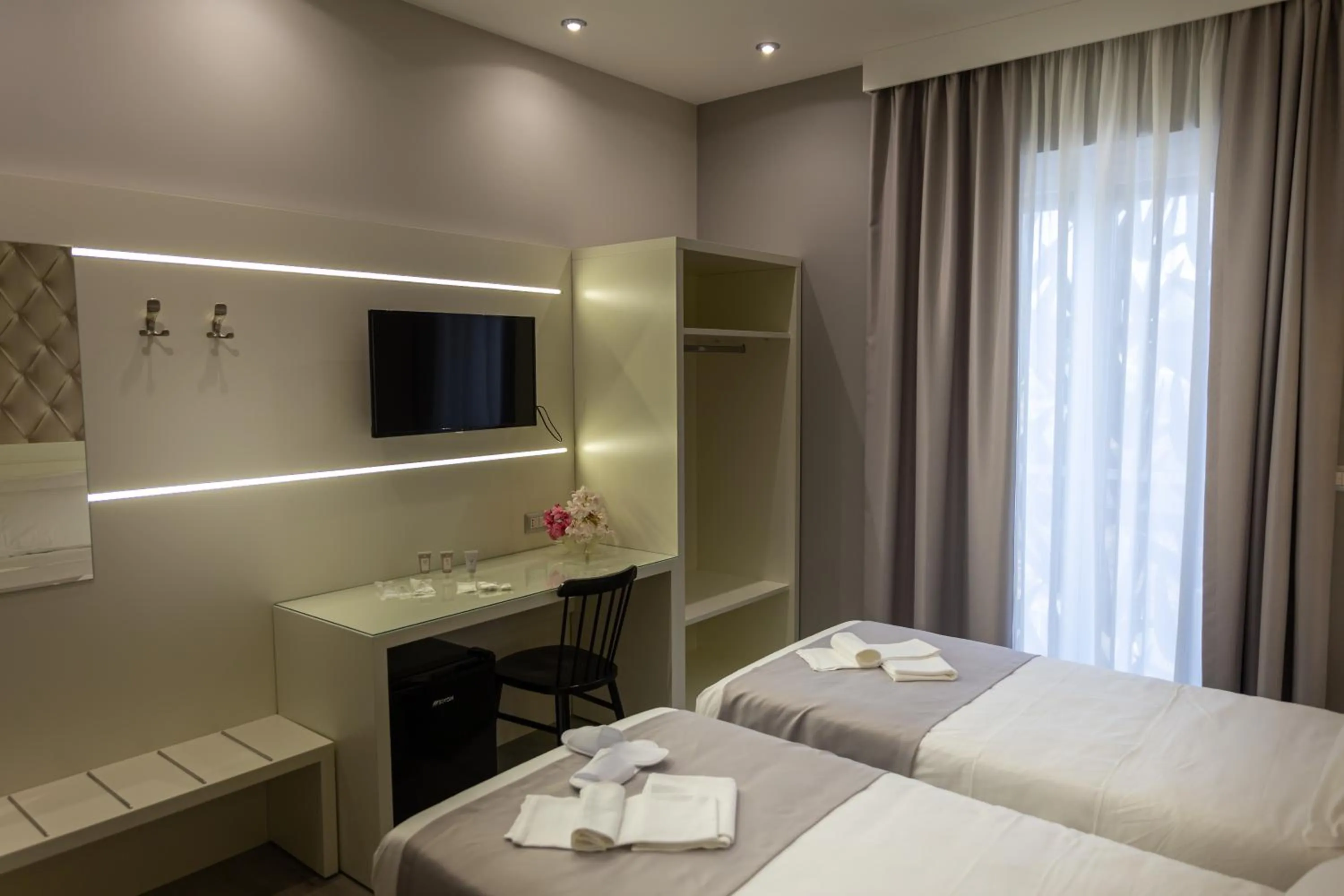 Photo of the whole room, Bed in HOLYGOLD Suite ****