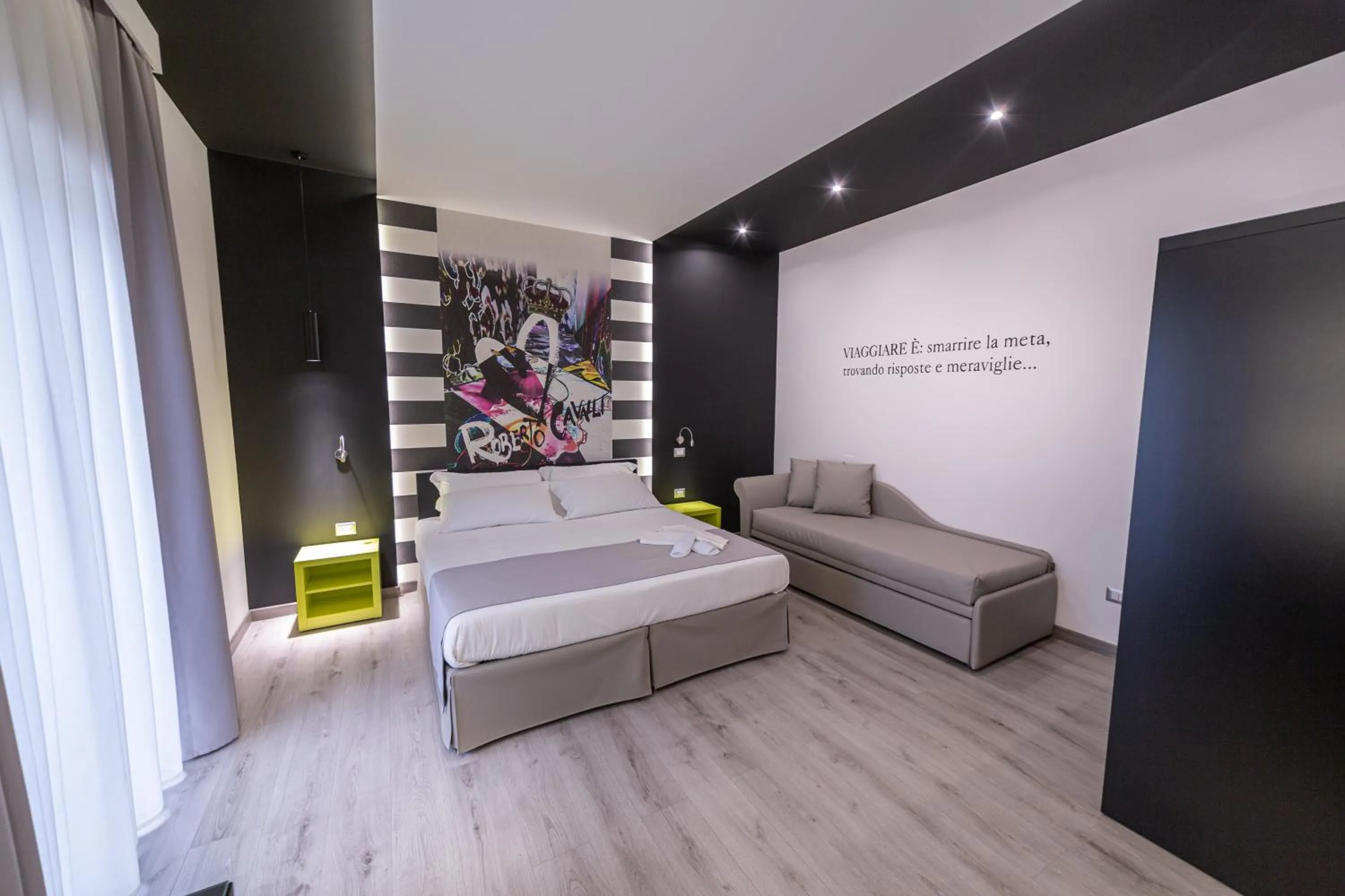 Photo of the whole room, Bed in HOLYGOLD Suite ****