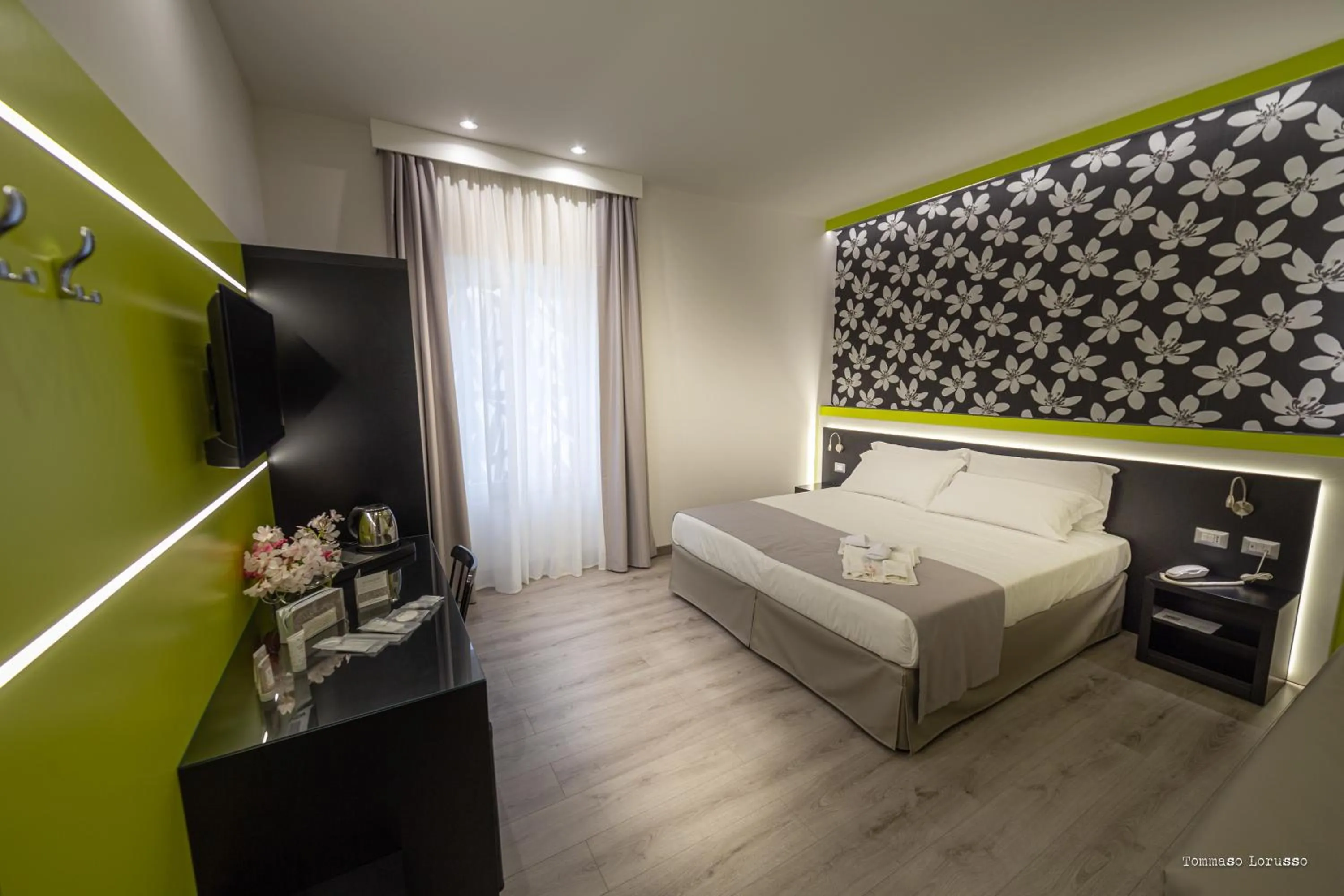 Photo of the whole room, Bed in HOLYGOLD Suite ****