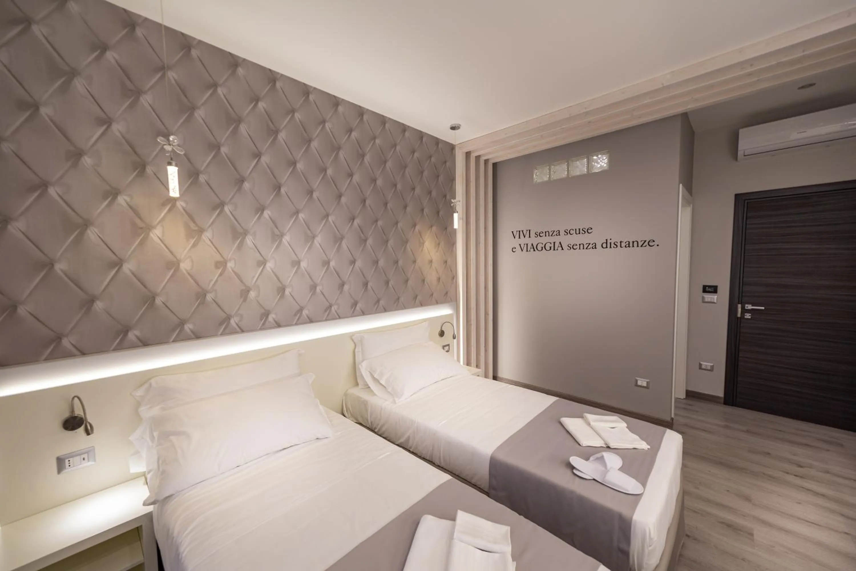 Photo of the whole room, Bed in HOLYGOLD Suite ****