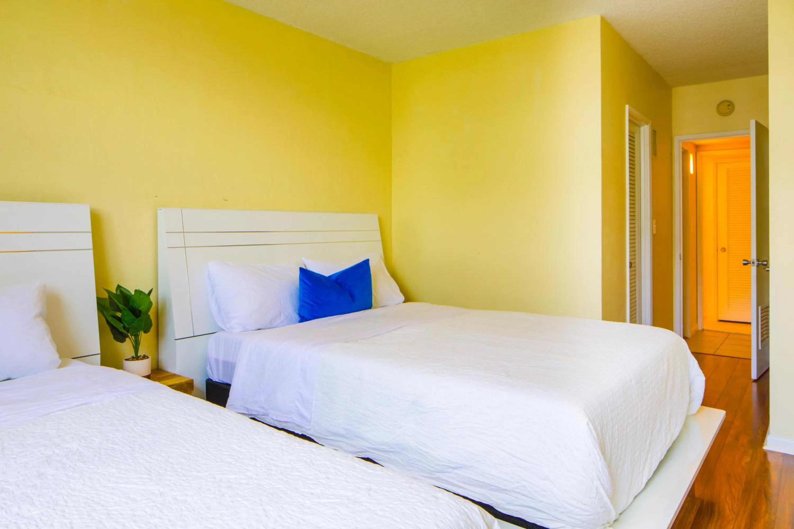 Bed in Sunny Isles Ocean Reserve Condo Apartments - 1BR #812