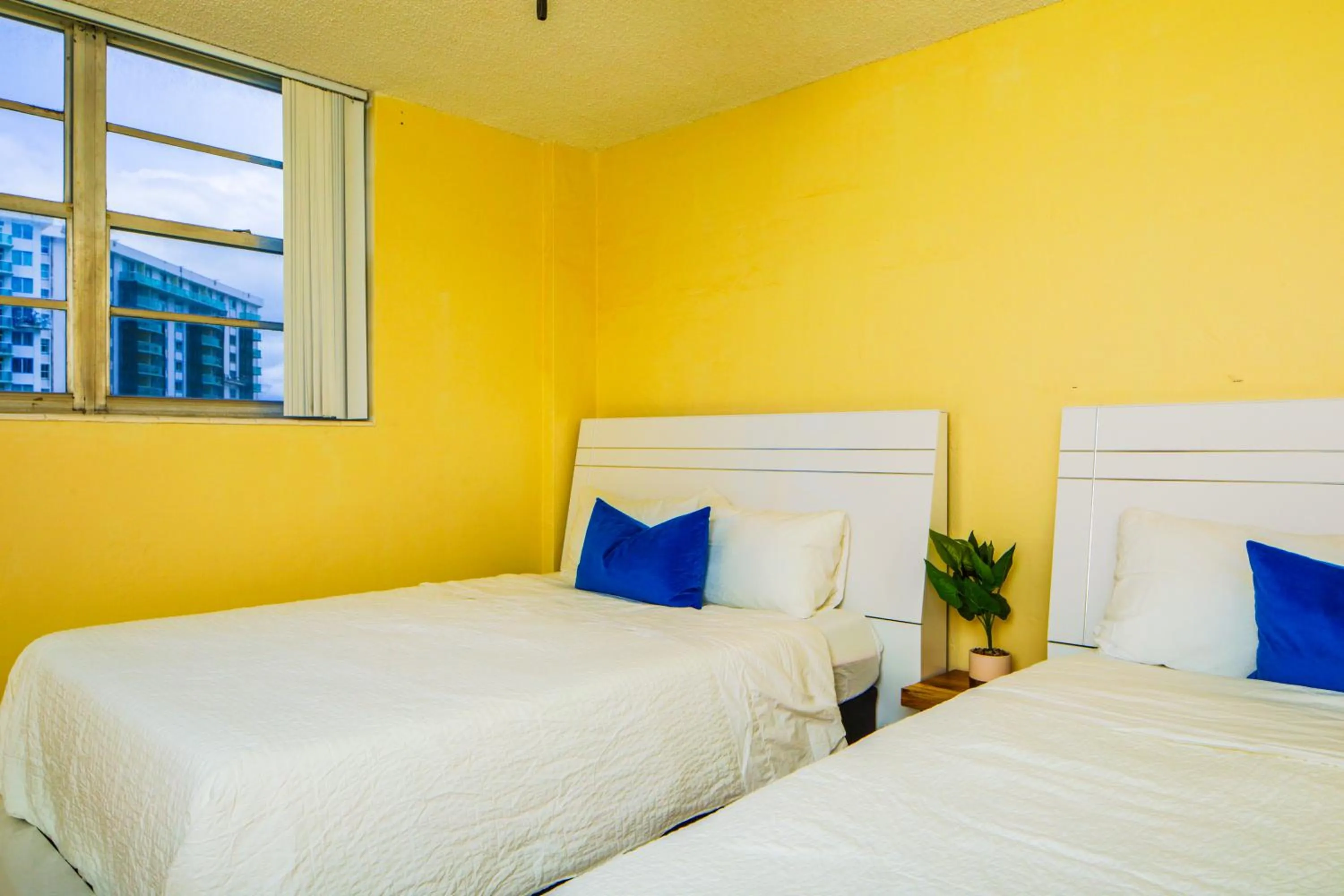 Bed in Sunny Isles Ocean Reserve Condo Apartments - 1BR #812