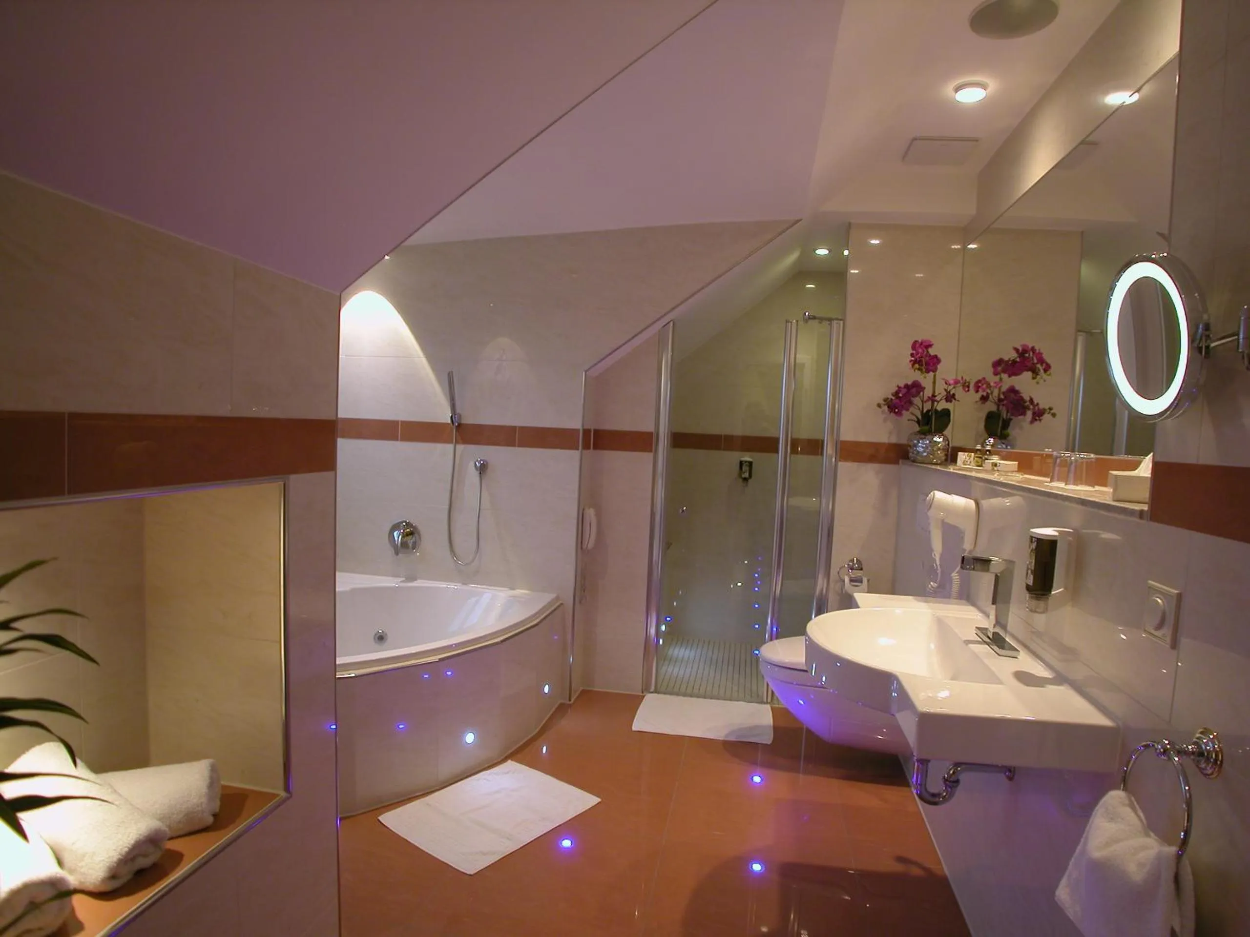 Hot Tub in Hotel Mack Private Inn