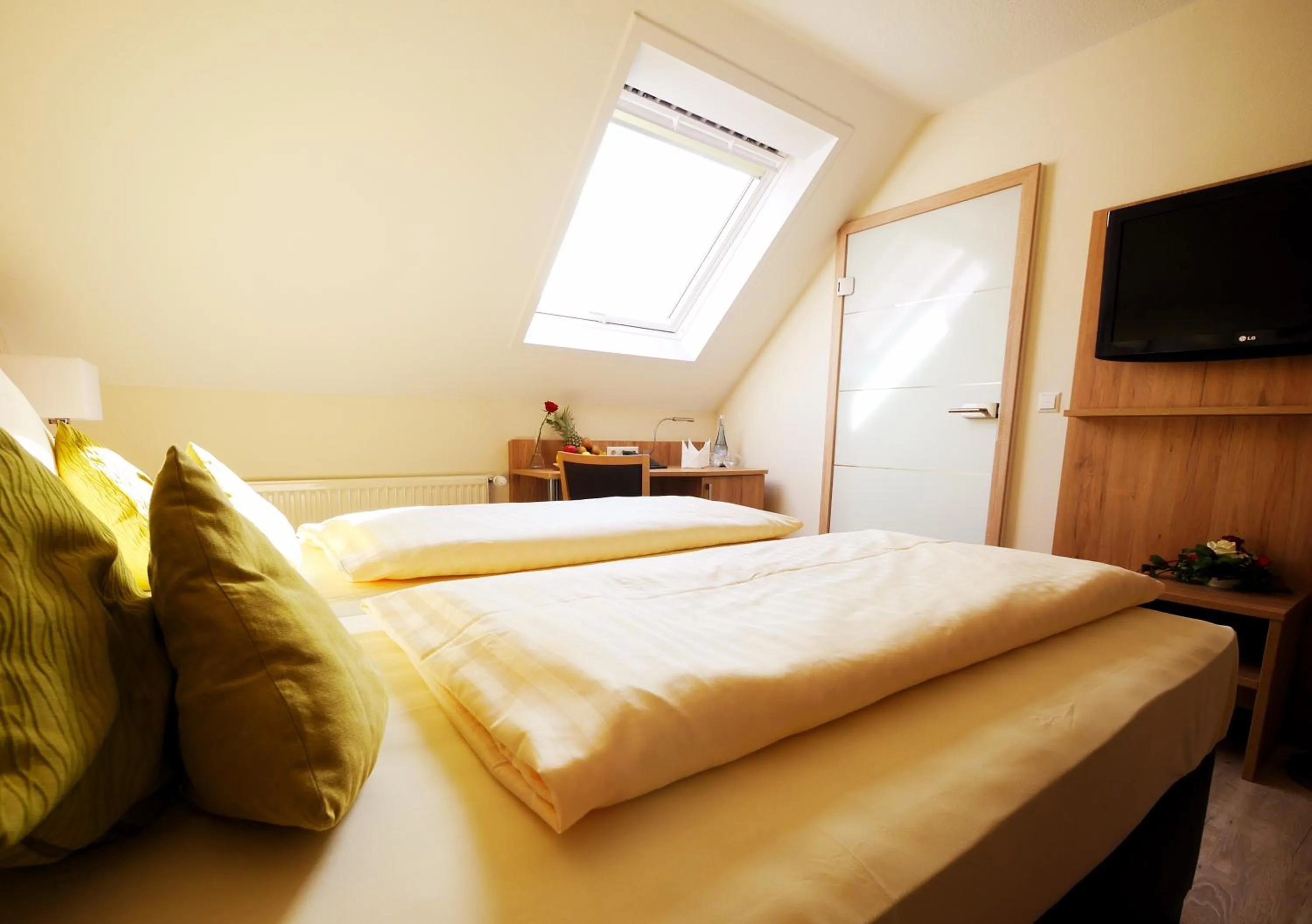 Photo of the whole room, Bed in WohnGut Koblenz