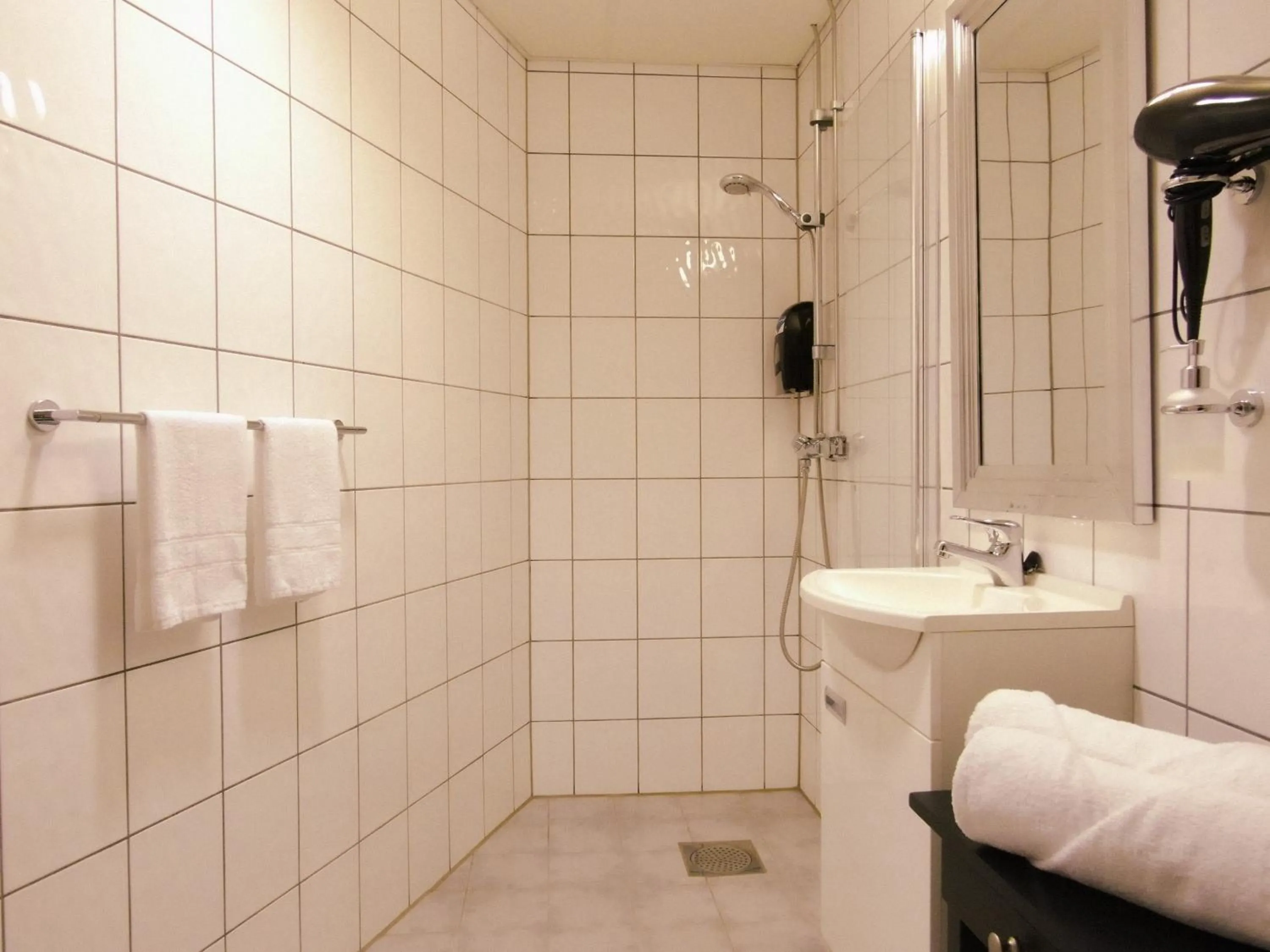 Bathroom in Arctic Inn