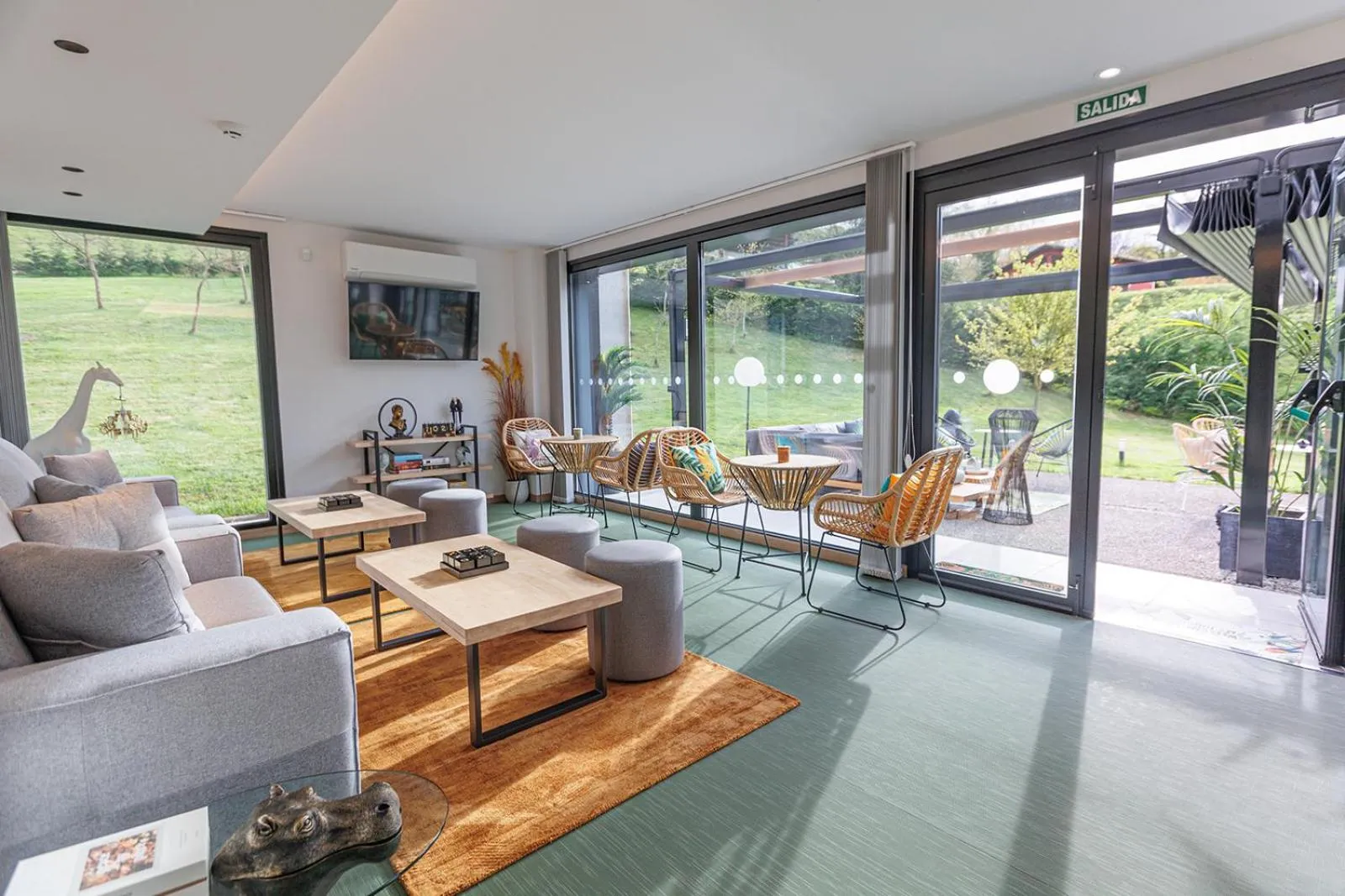 Communal lounge/ TV room in Hotel Ecos del Sella