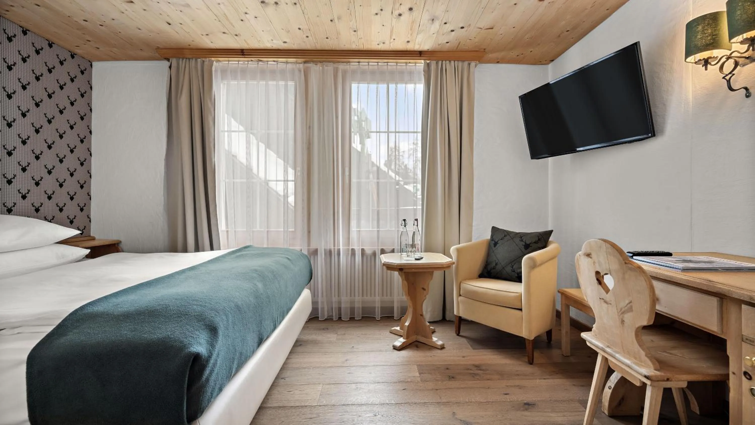 Photo of the whole room, Bed in Morosani Posthotel