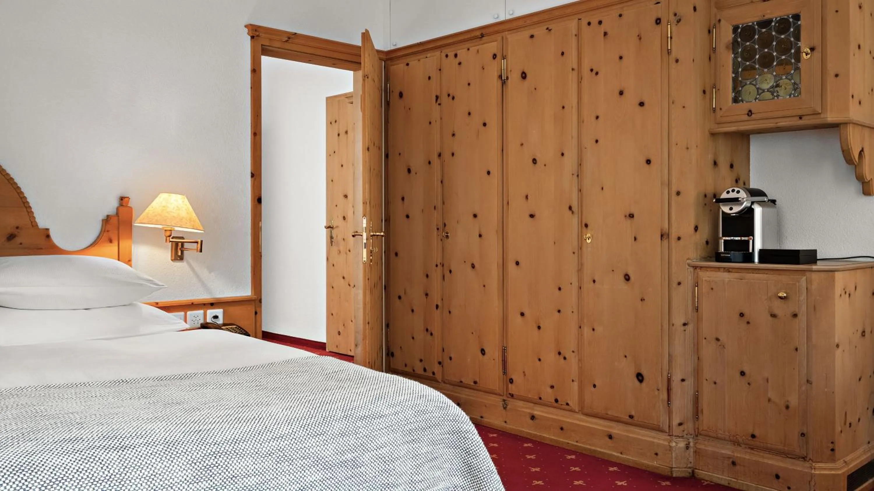 Photo of the whole room, Bed in Morosani Posthotel