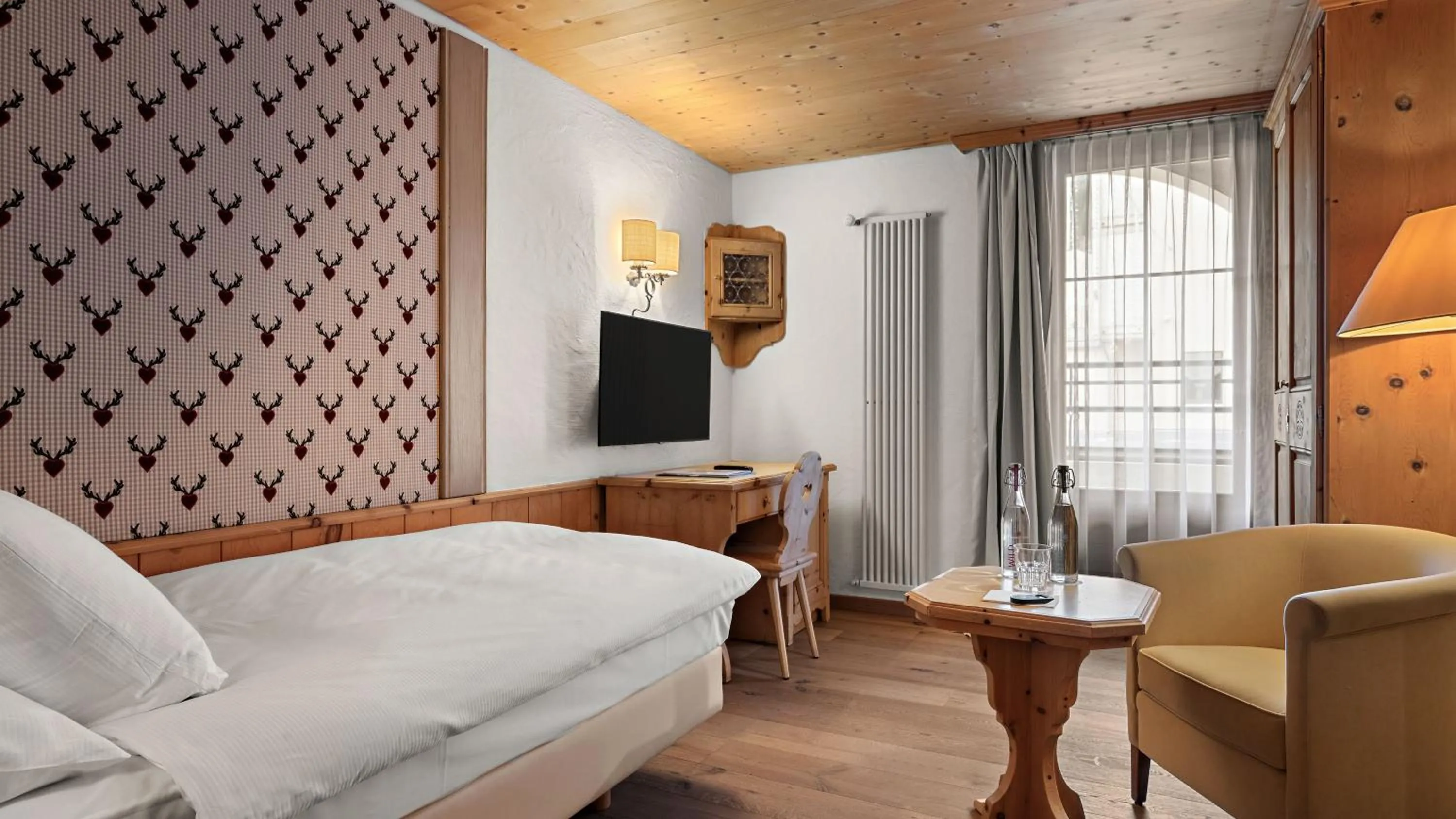 Photo of the whole room, Bed in Morosani Posthotel