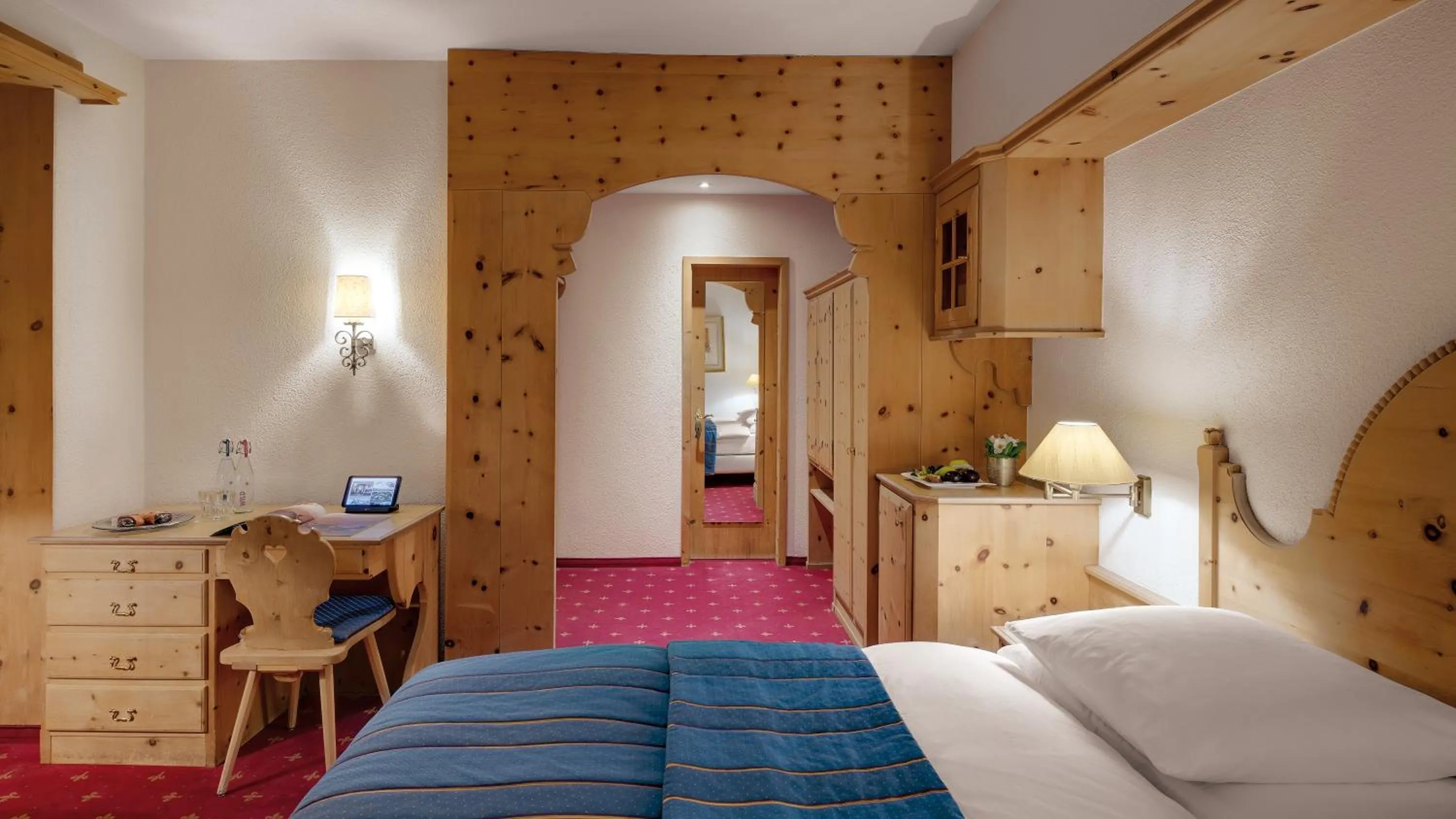 Photo of the whole room, Bed in Morosani Posthotel