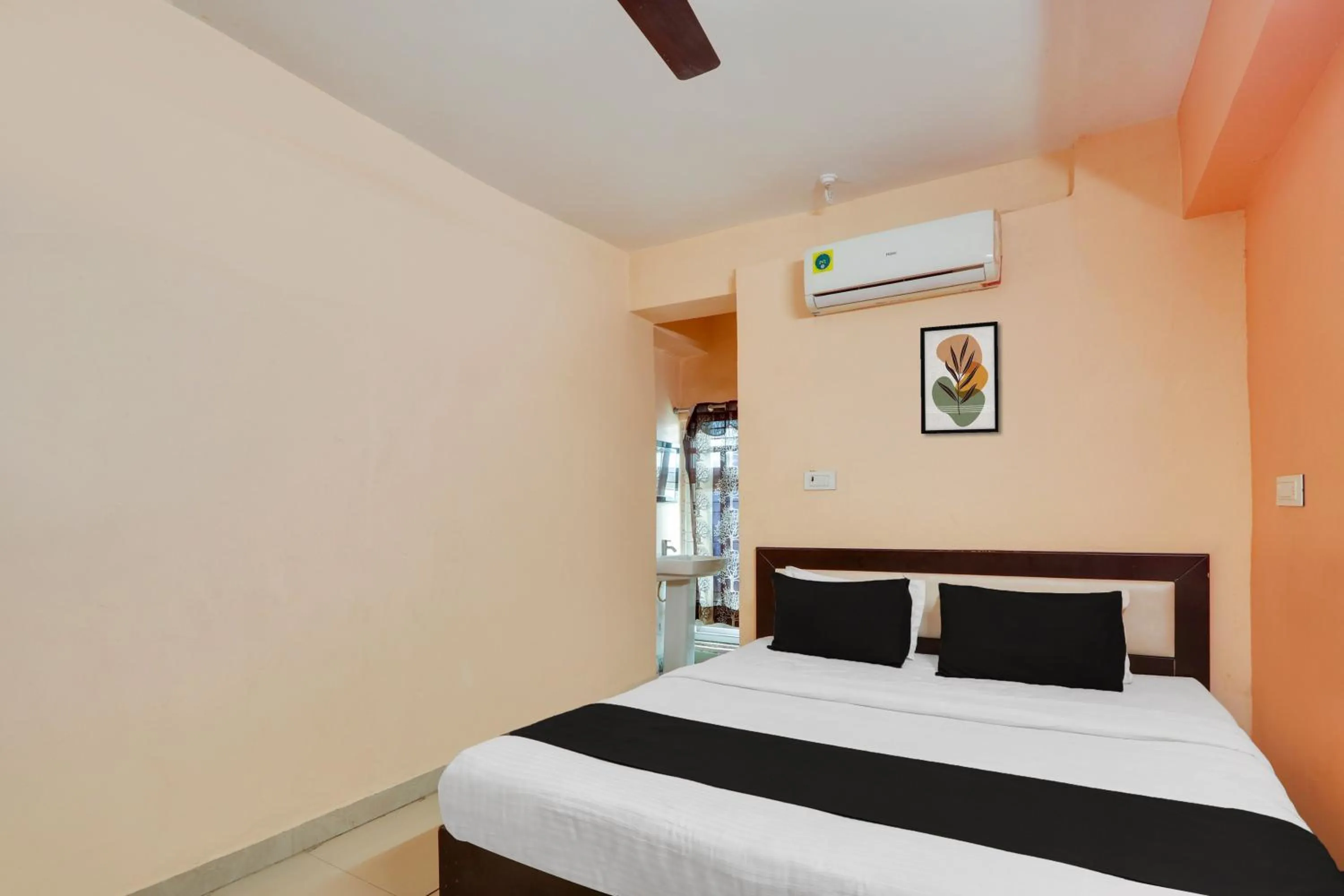 Bedroom, Bed in Hotel O Grand Hotel And Lodge