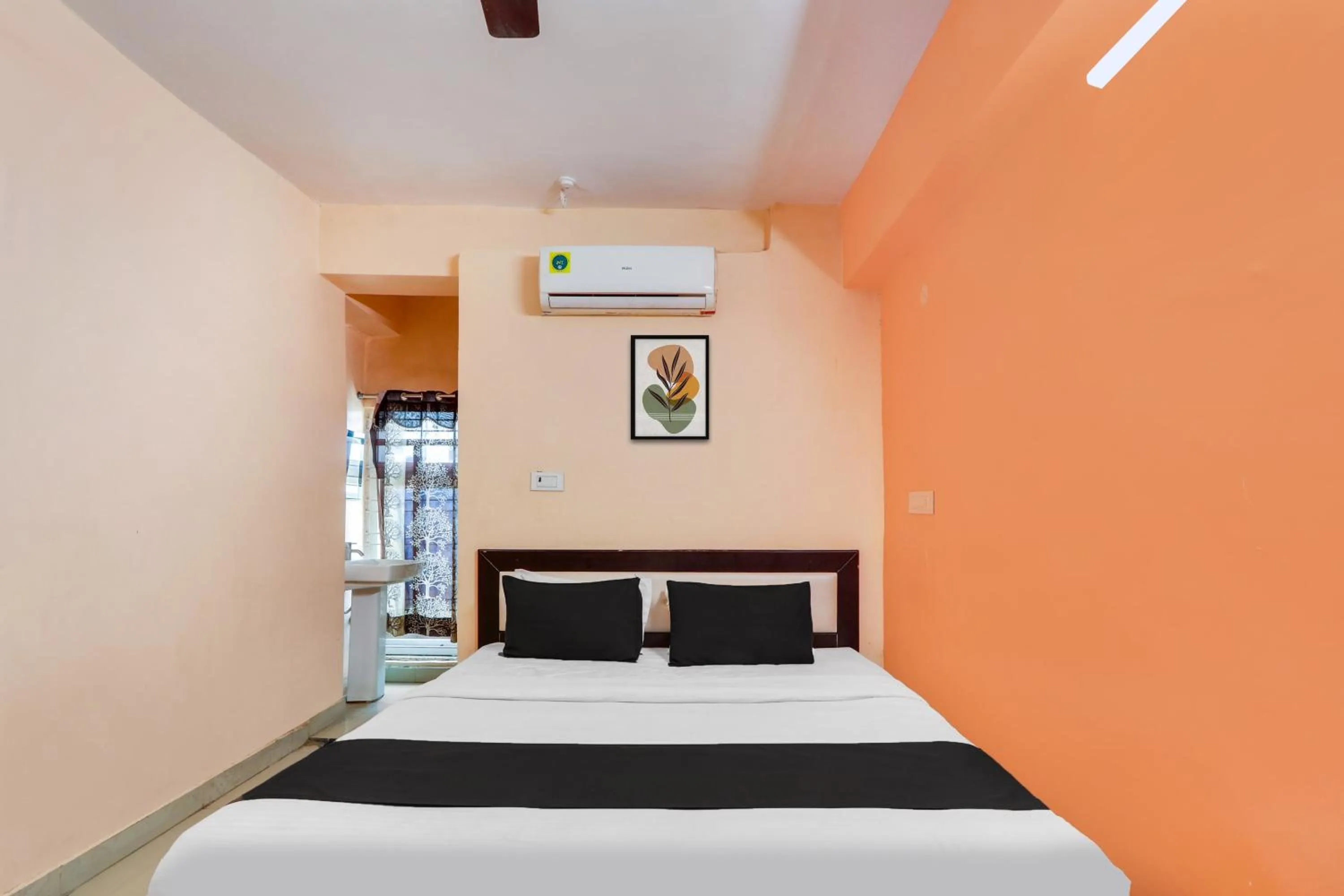 Bedroom, Bed in Hotel O Grand Hotel And Lodge