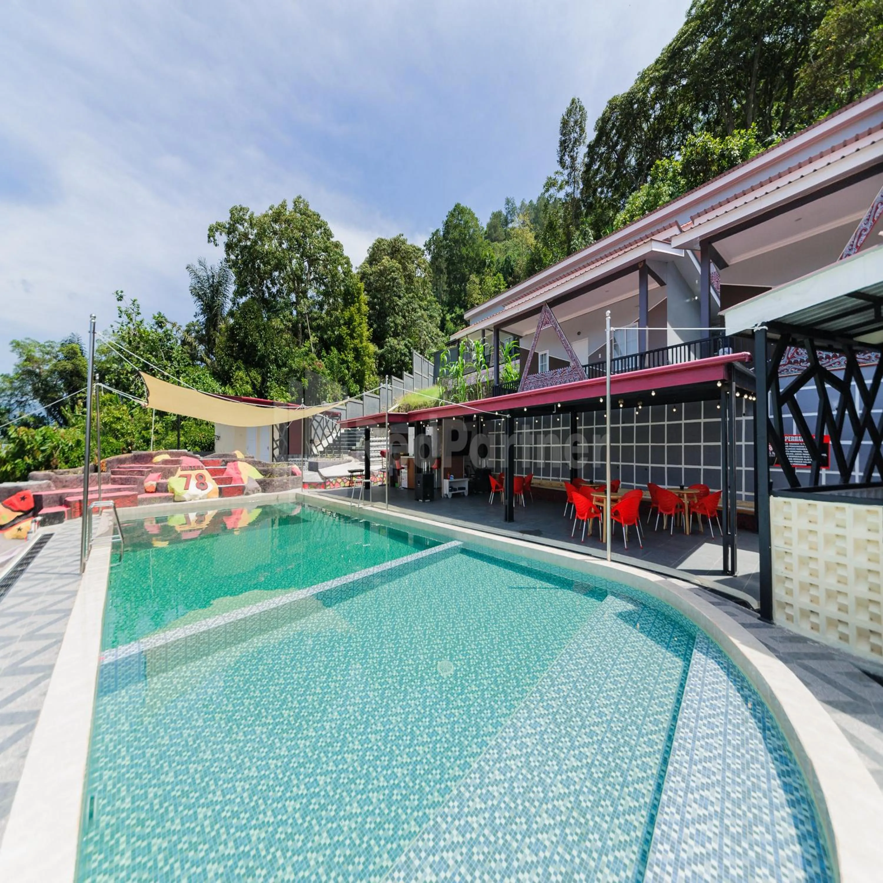 Swimming pool in Hotel 78 Parapat Mitra RedDoorz