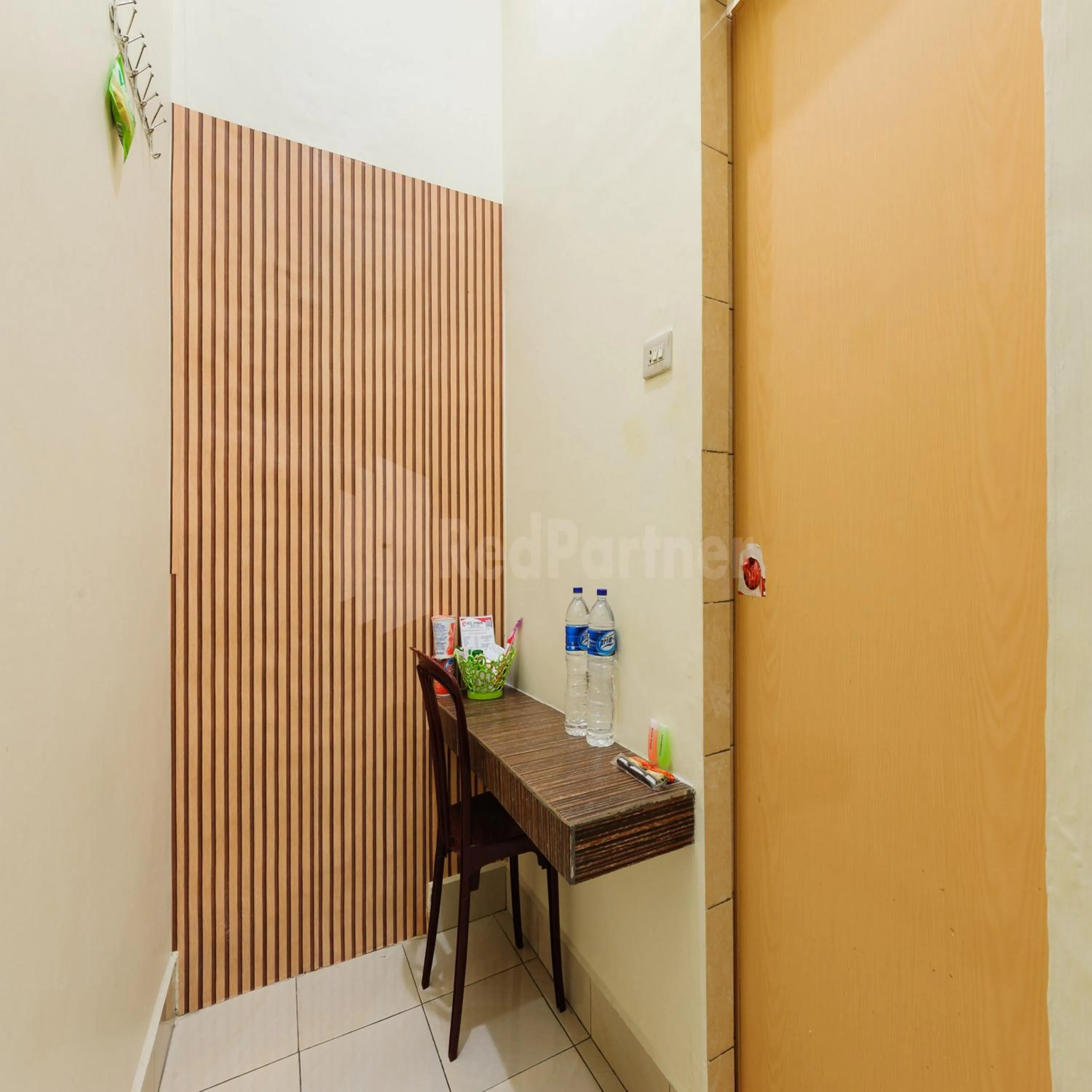 Seating area in Hotel 78 Parapat Mitra RedDoorz