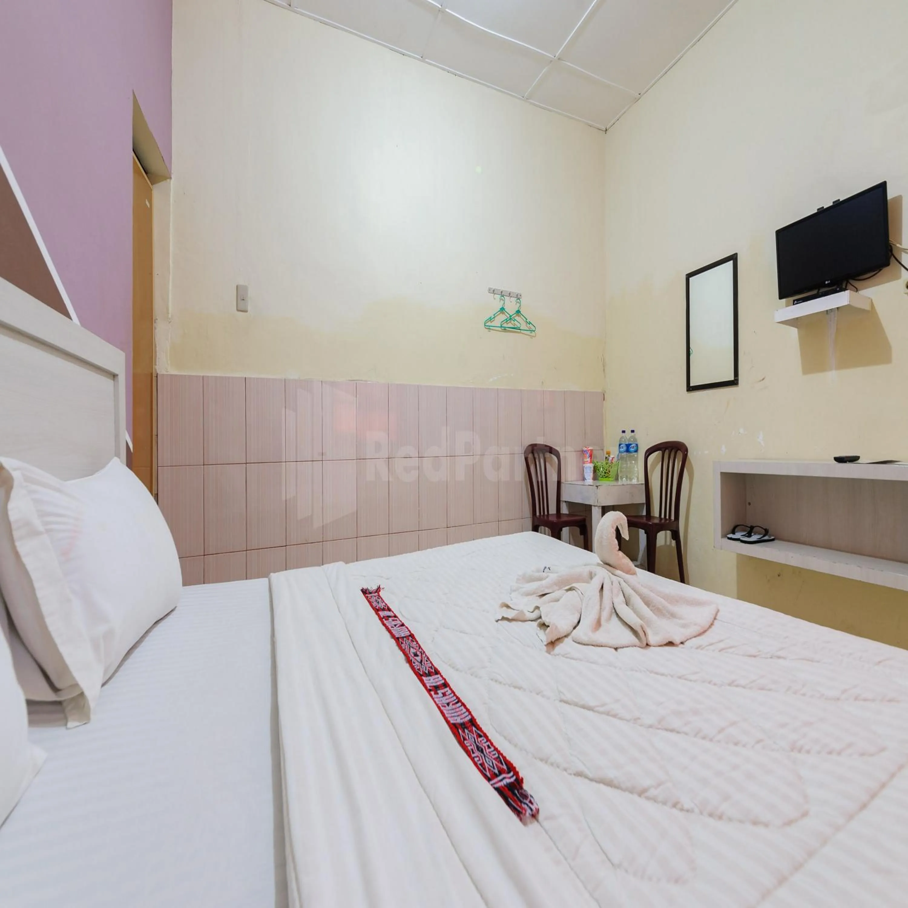 Bedroom, Bed in Hotel 78 Parapat Mitra RedDoorz