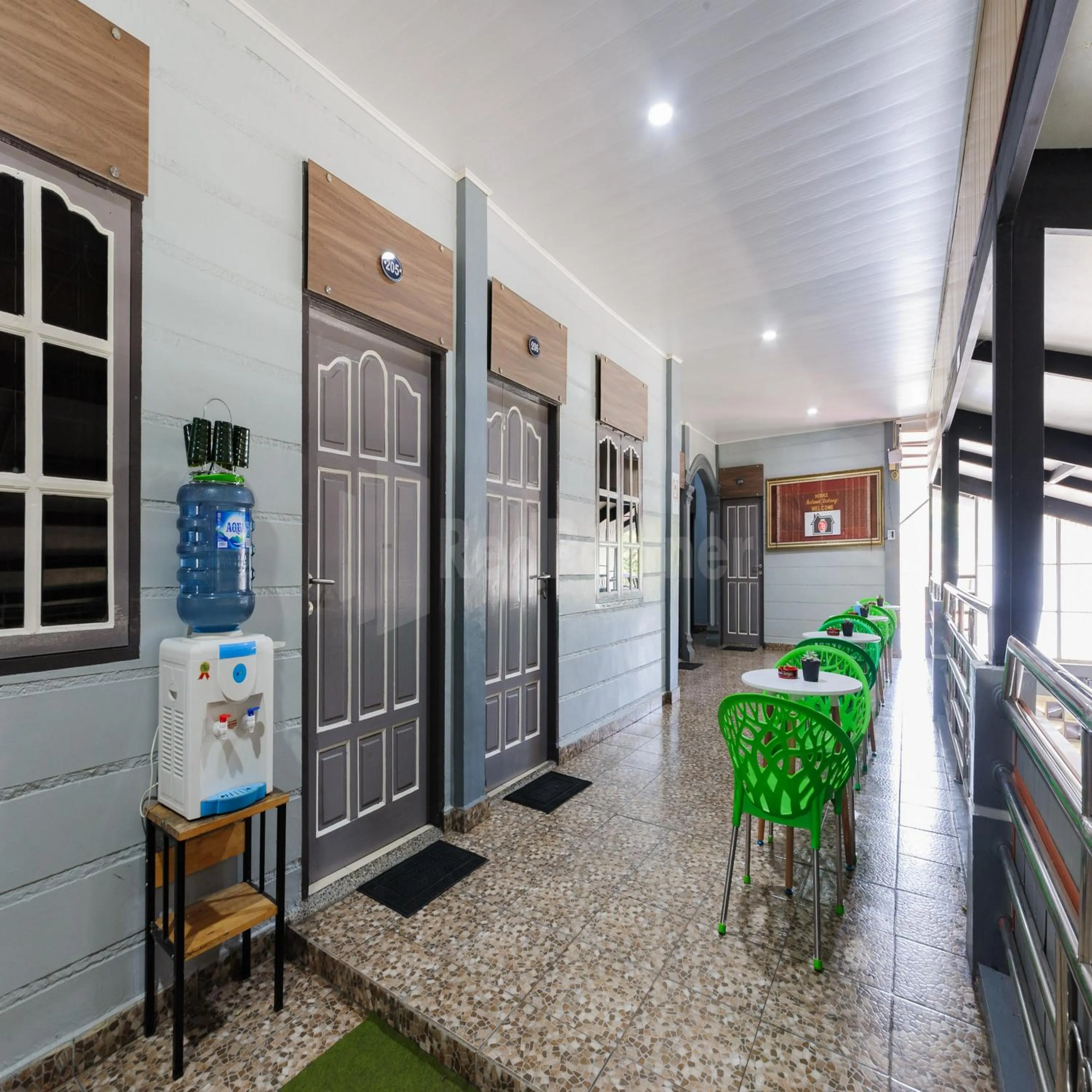 Seating area in Hotel 78 Parapat Mitra RedDoorz