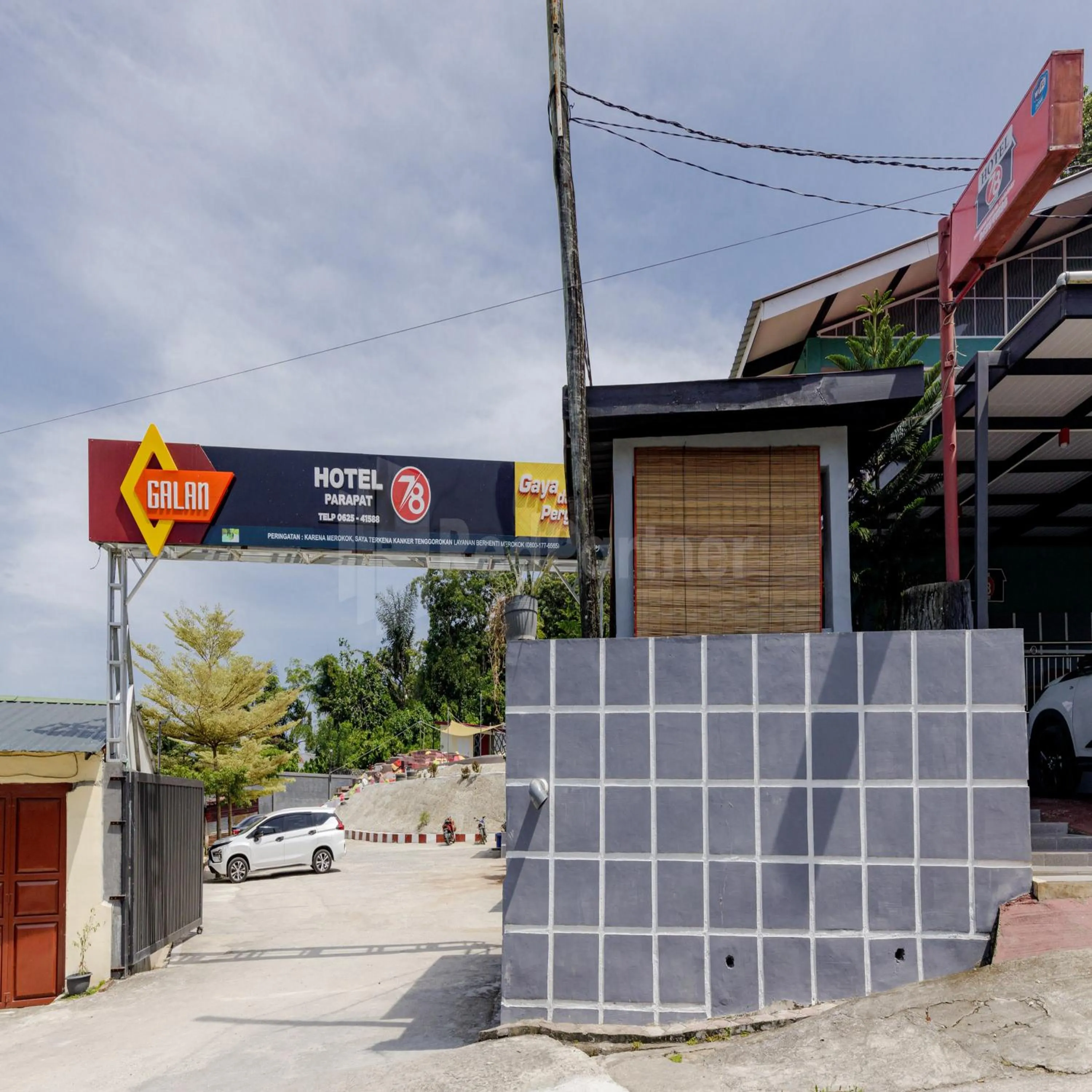 Facade/entrance in Hotel 78 Parapat Mitra RedDoorz