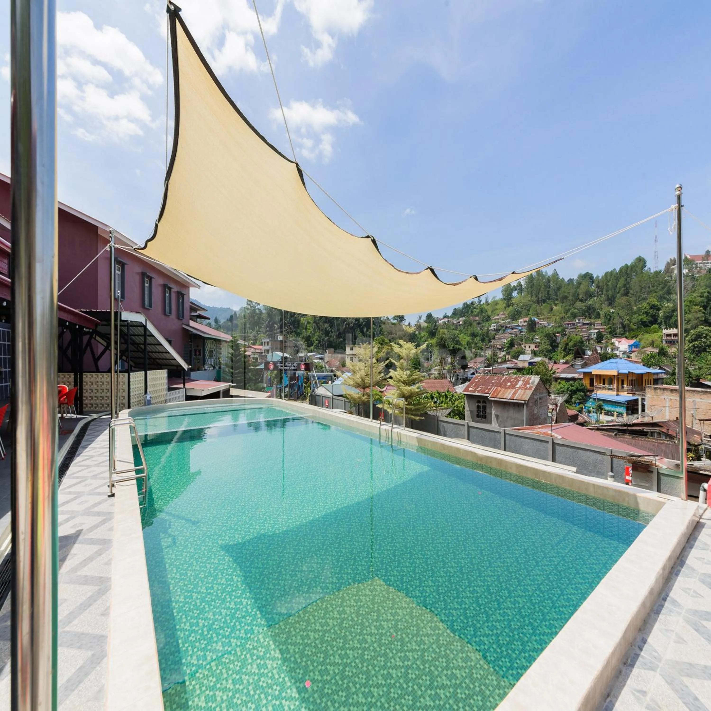 Swimming pool in Hotel 78 Parapat Mitra RedDoorz
