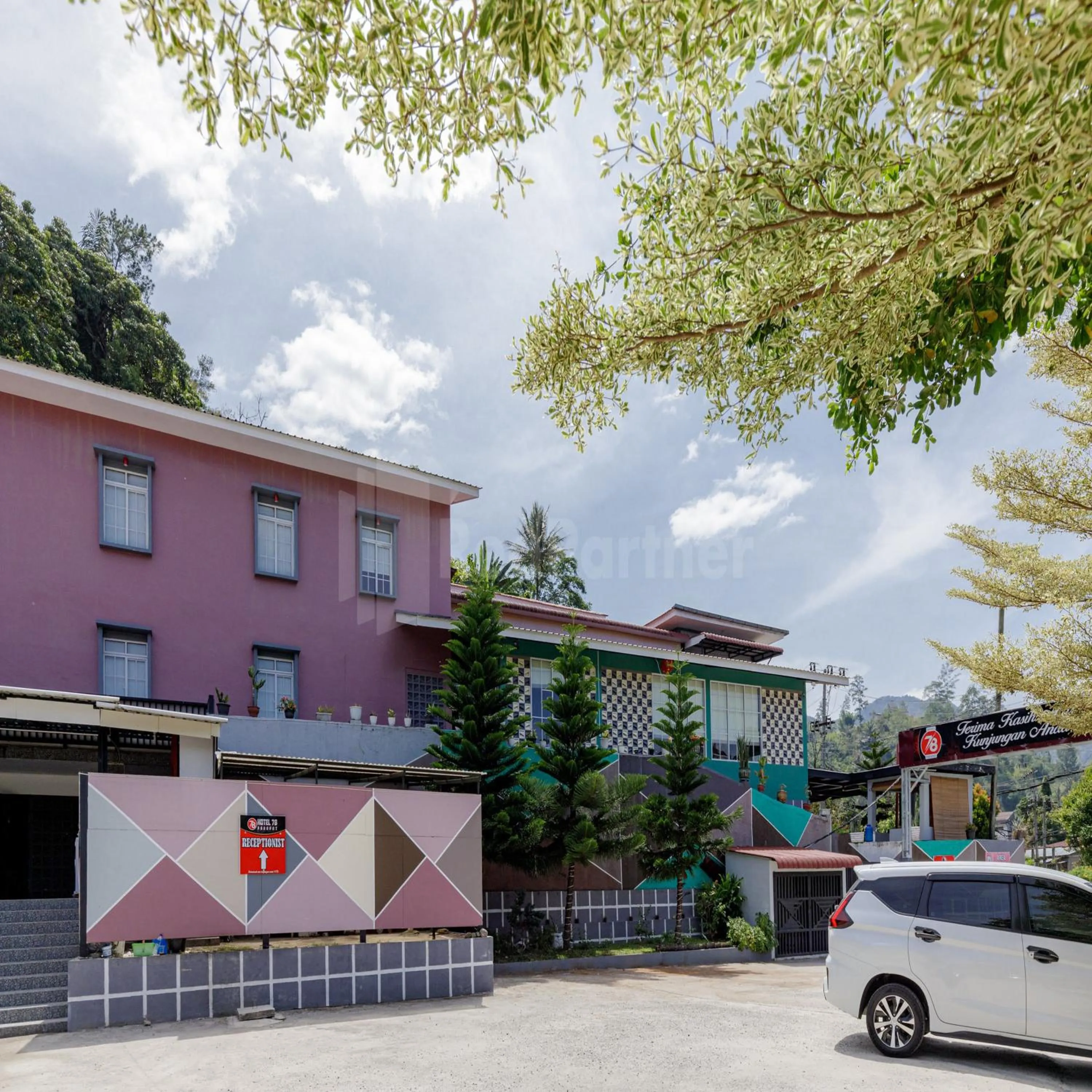 Facade/entrance in Hotel 78 Parapat Mitra RedDoorz