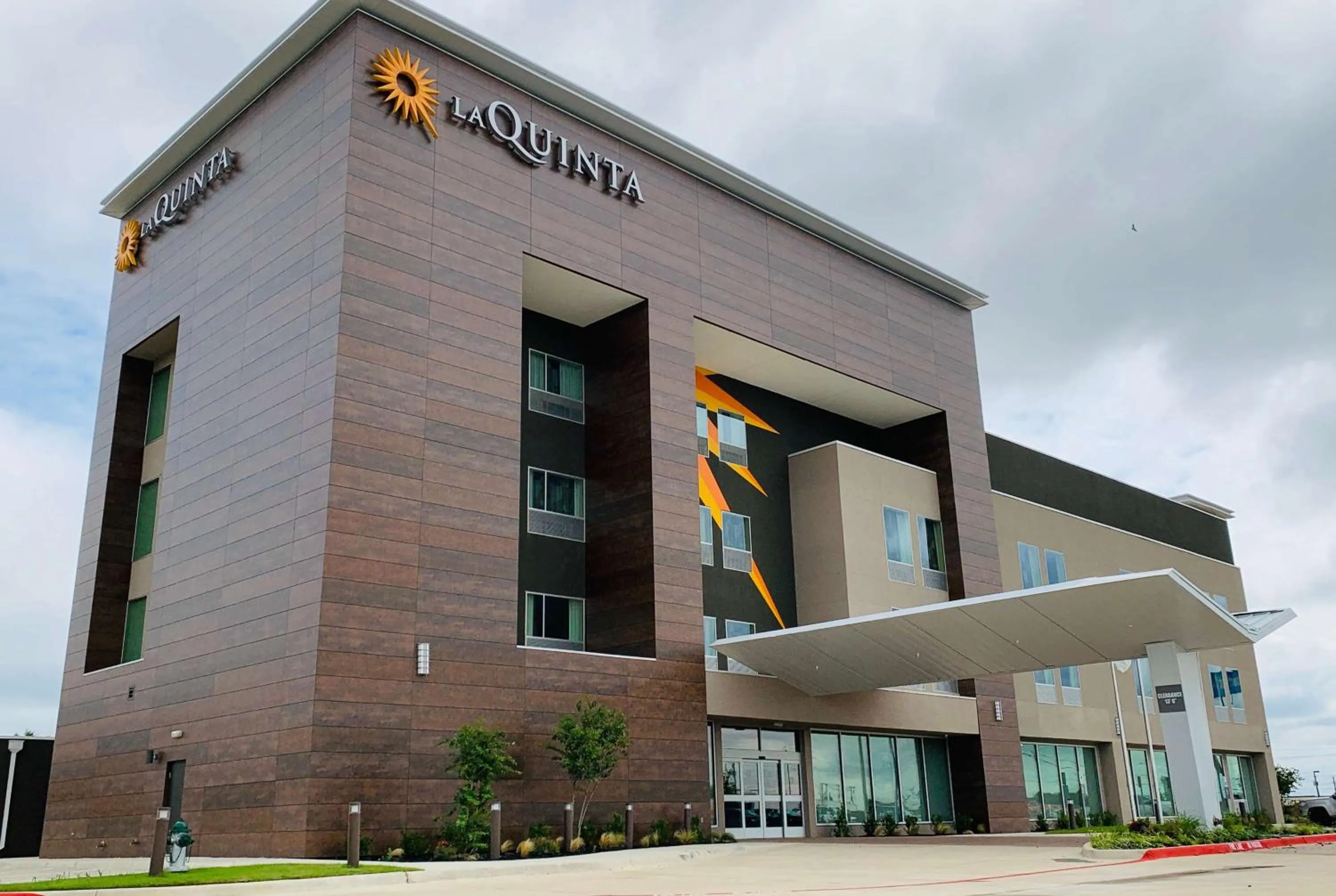 Property building in La Quinta Inn & Suites by Wyndham - Red Oak TX IH-35E