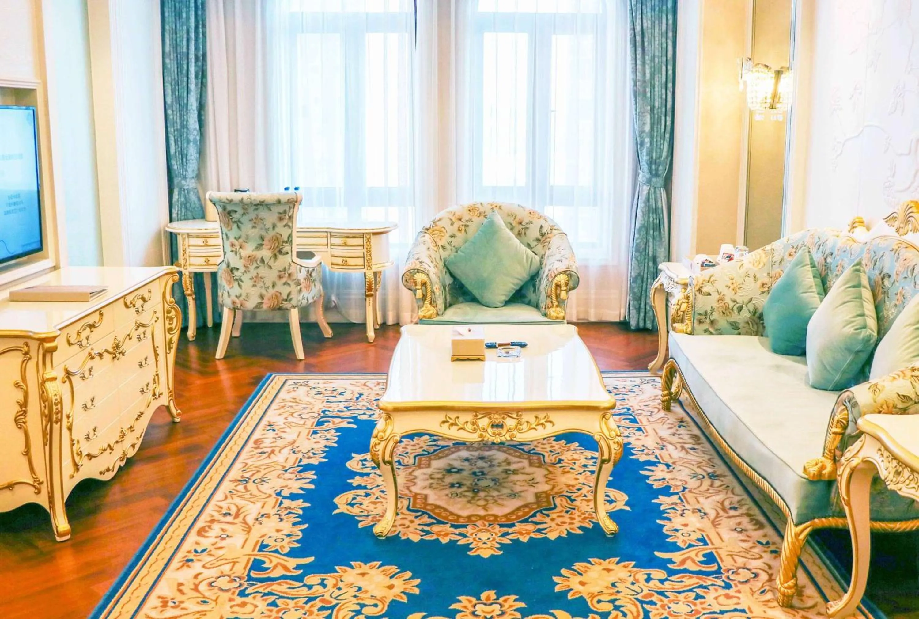 Living room, Bed in Wyndham Grand Kunming East