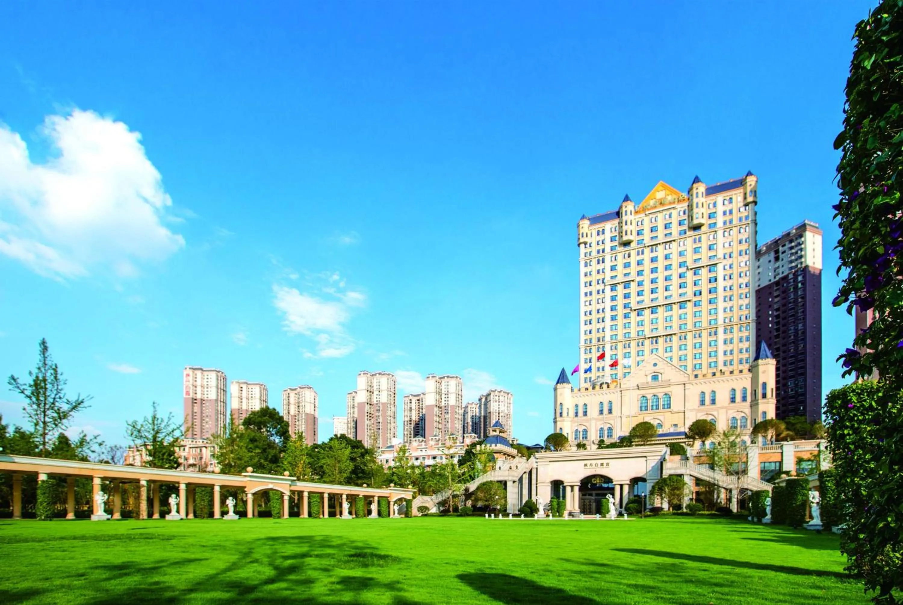 Property building in Wyndham Grand Kunming East