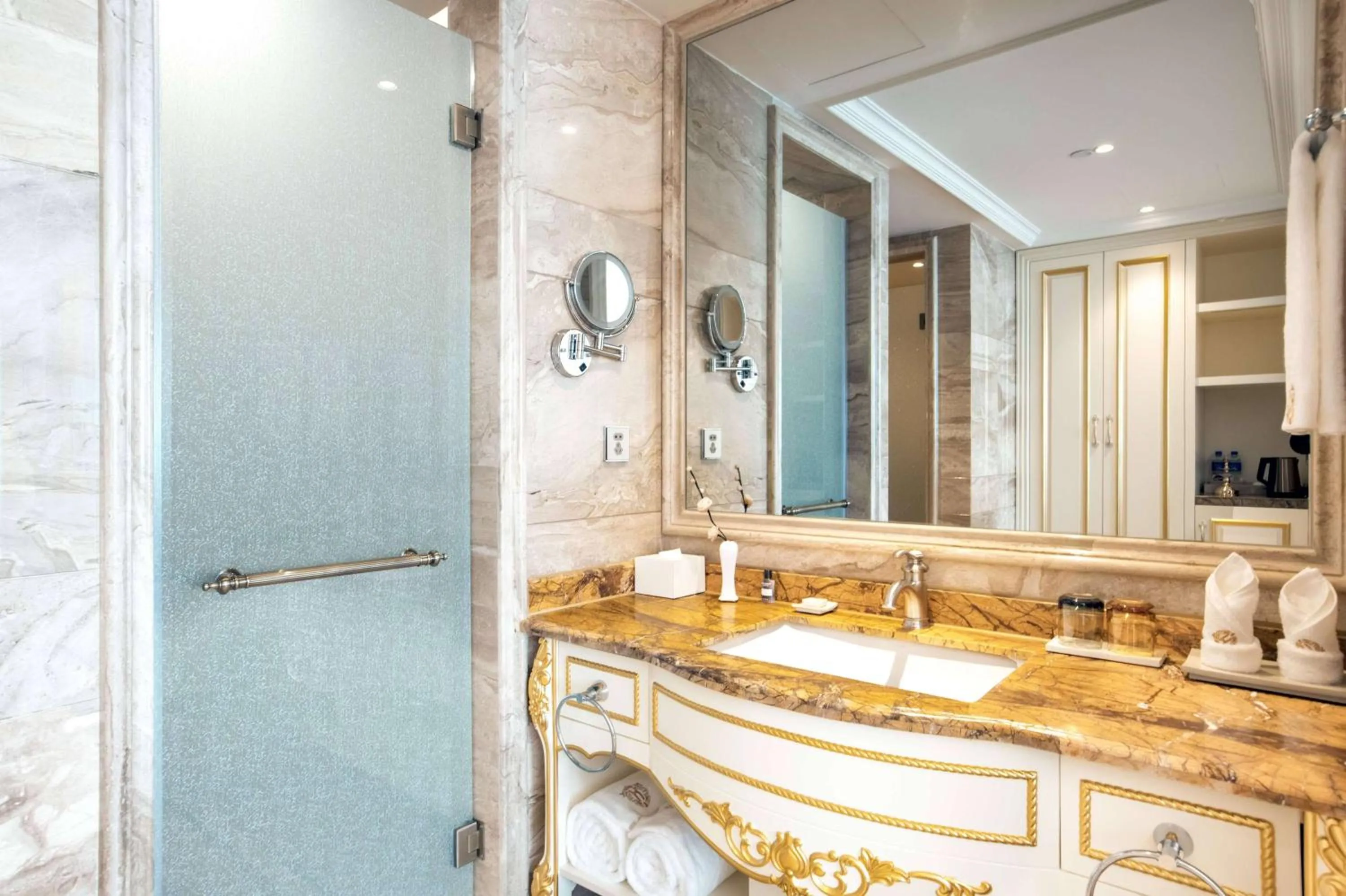 TV and multimedia in Wyndham Grand Kunming East